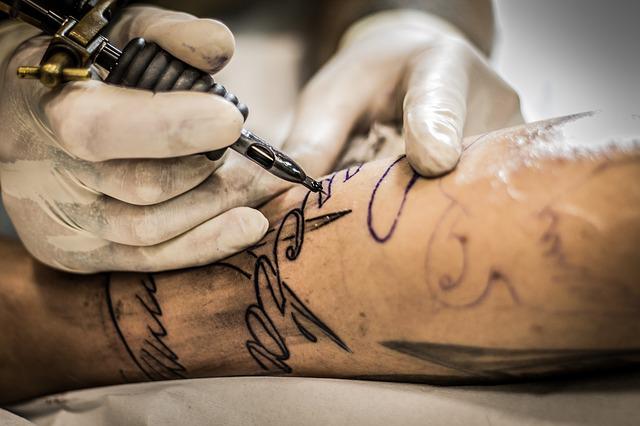 Tatuando brazo