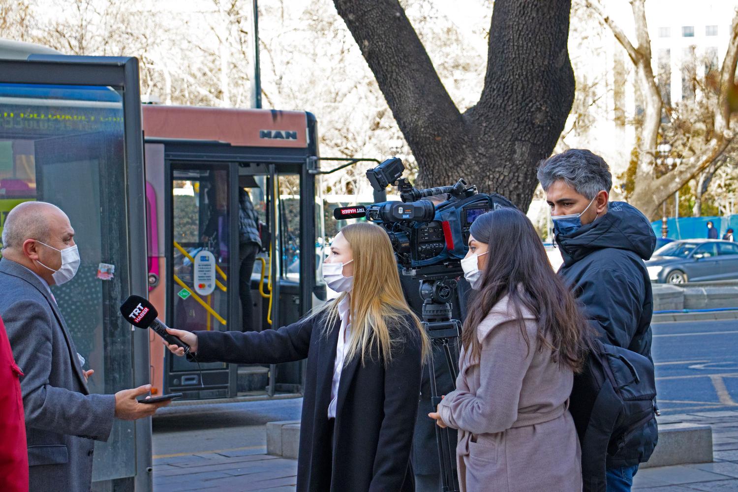 Equipo de periodismo realizando entrevistas en la calle, simbolizando el puente entre la información política y la realidad social ciudadana. Equipo de periodismo realizando entrevistas en la calle, simbolizando el puente entre la información política y la realidad social ciudadana.