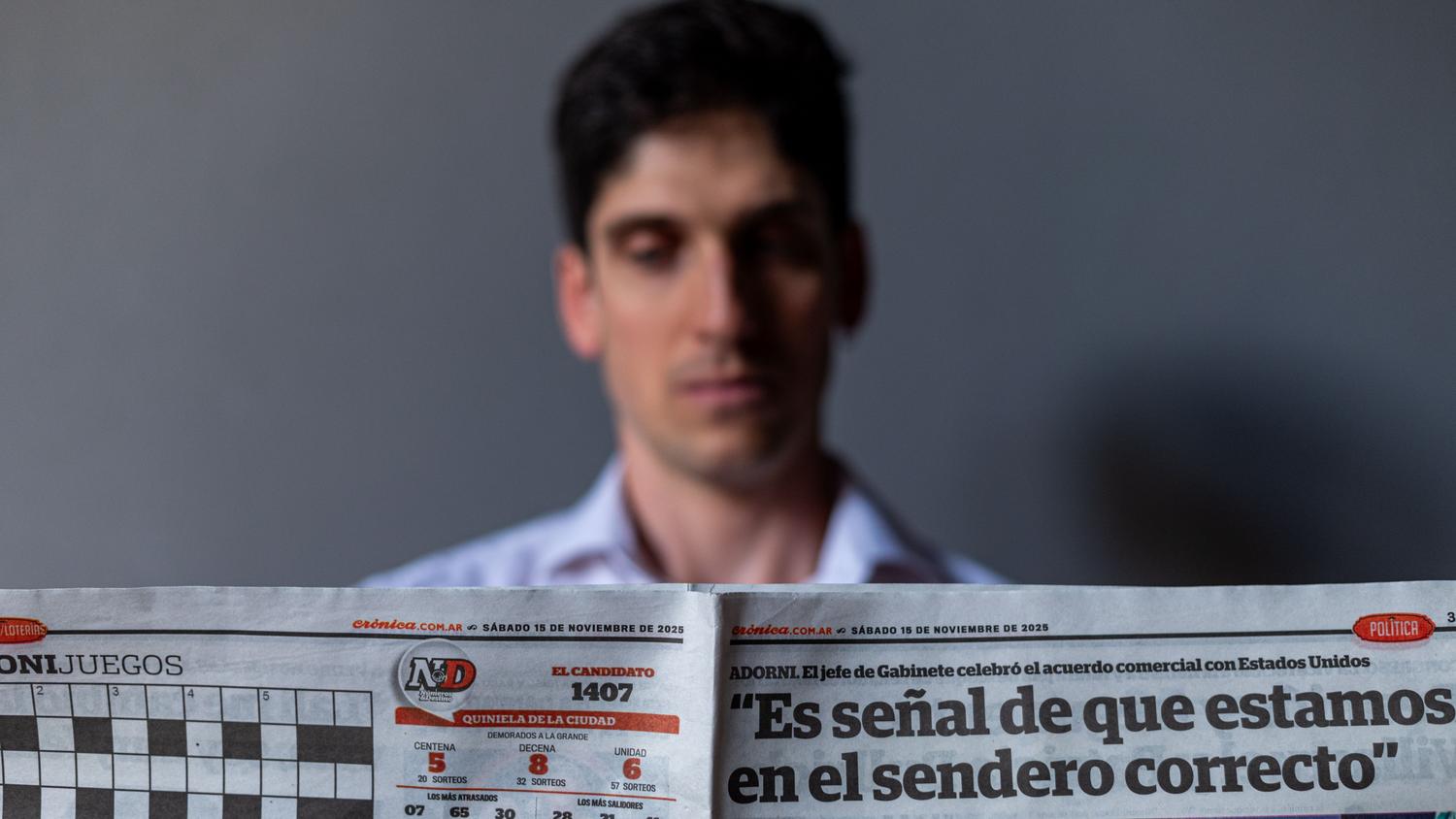 Primer plano de un periódico con la sección de política destacada y una persona leyéndolo al fondo, simbolizando el análisis de la actualidad política. Primer plano de un periódico con la sección de política destacada y una persona leyéndolo al fondo, simbolizando el análisis de la actualidad política.