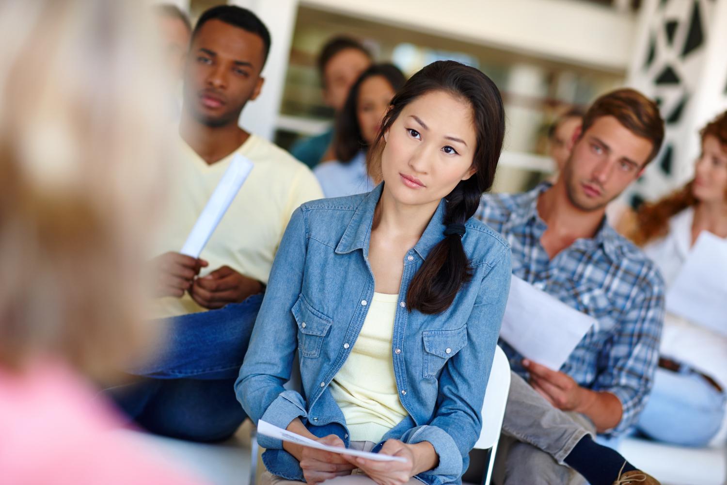 Estudiantes en un seminario académico, escuchando con atención y concentración una presentación en un entorno moderno. Estudiantes en un seminario académico, escuchando con atención y concentración una presentación en un entorno moderno.