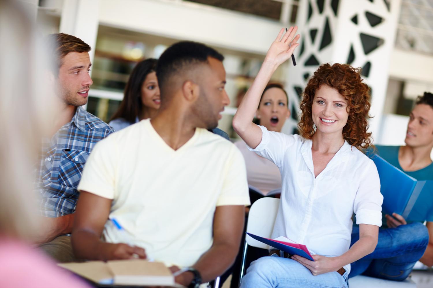 Sesión de aprendizaje interactiva con adultos jóvenes, destacando la participación activa y la diversidad en un entorno moderno. Sesión de aprendizaje interactiva con adultos jóvenes, destacando la participación activa y la diversidad en un entorno moderno.