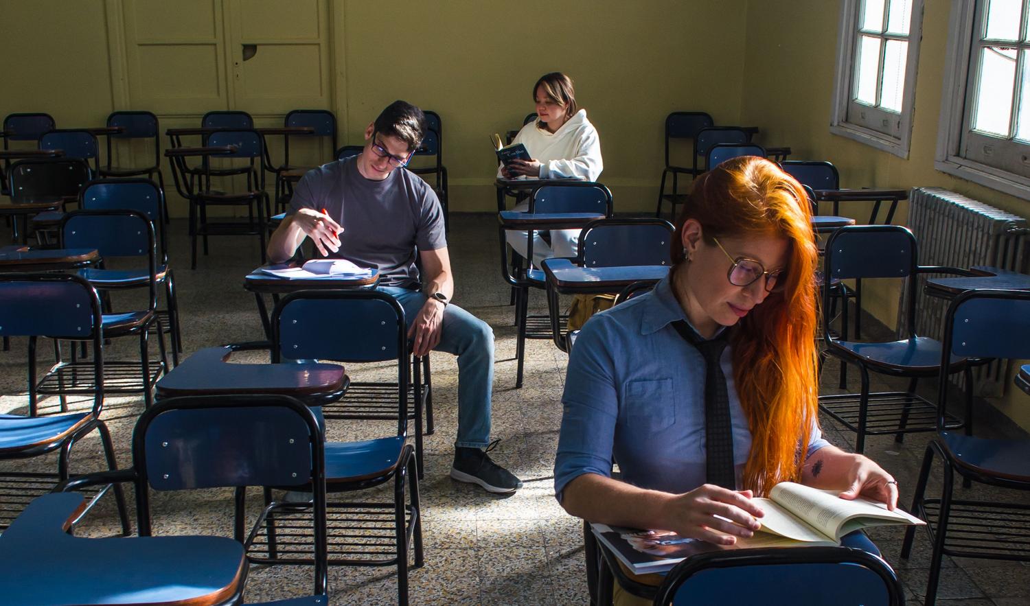 Estudiantes de Relaciones Laborales y Trabajo Social estudiando en un aula iluminada. Estudiantes de Relaciones Laborales y Trabajo Social estudiando en un aula iluminada.