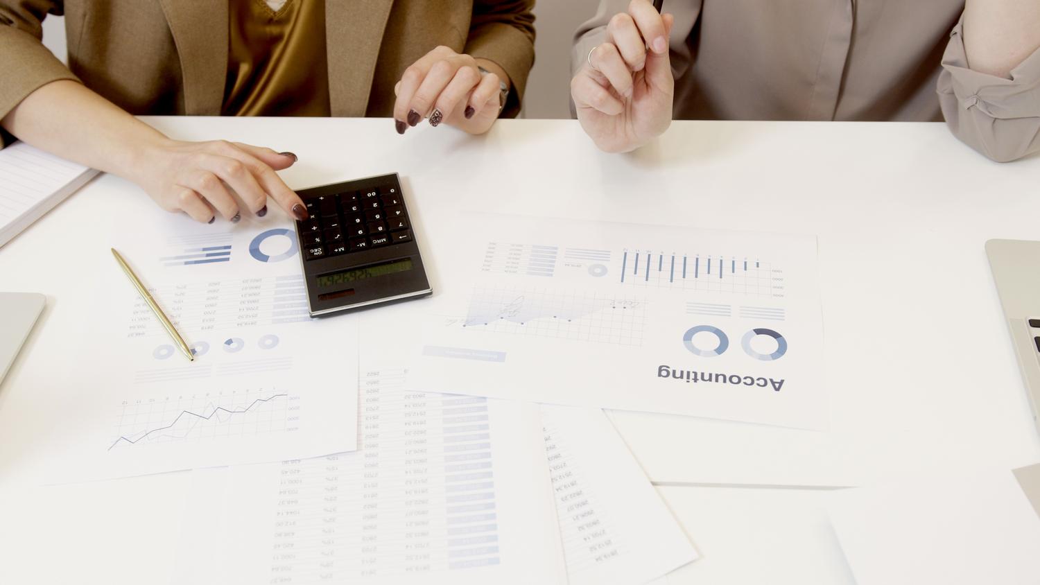 Profesionales analizando reportes contables para la correcta aplicación de tarifas de IVA Profesionales analizando reportes contables para la correcta aplicación de tarifas de IVA