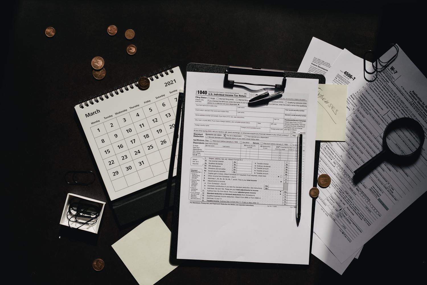 Espacio de trabajo organizado con calendario y formularios fiscales para declaraciones puntuales ante el SRI Espacio de trabajo organizado con calendario y formularios fiscales para declaraciones puntuales ante el SRI