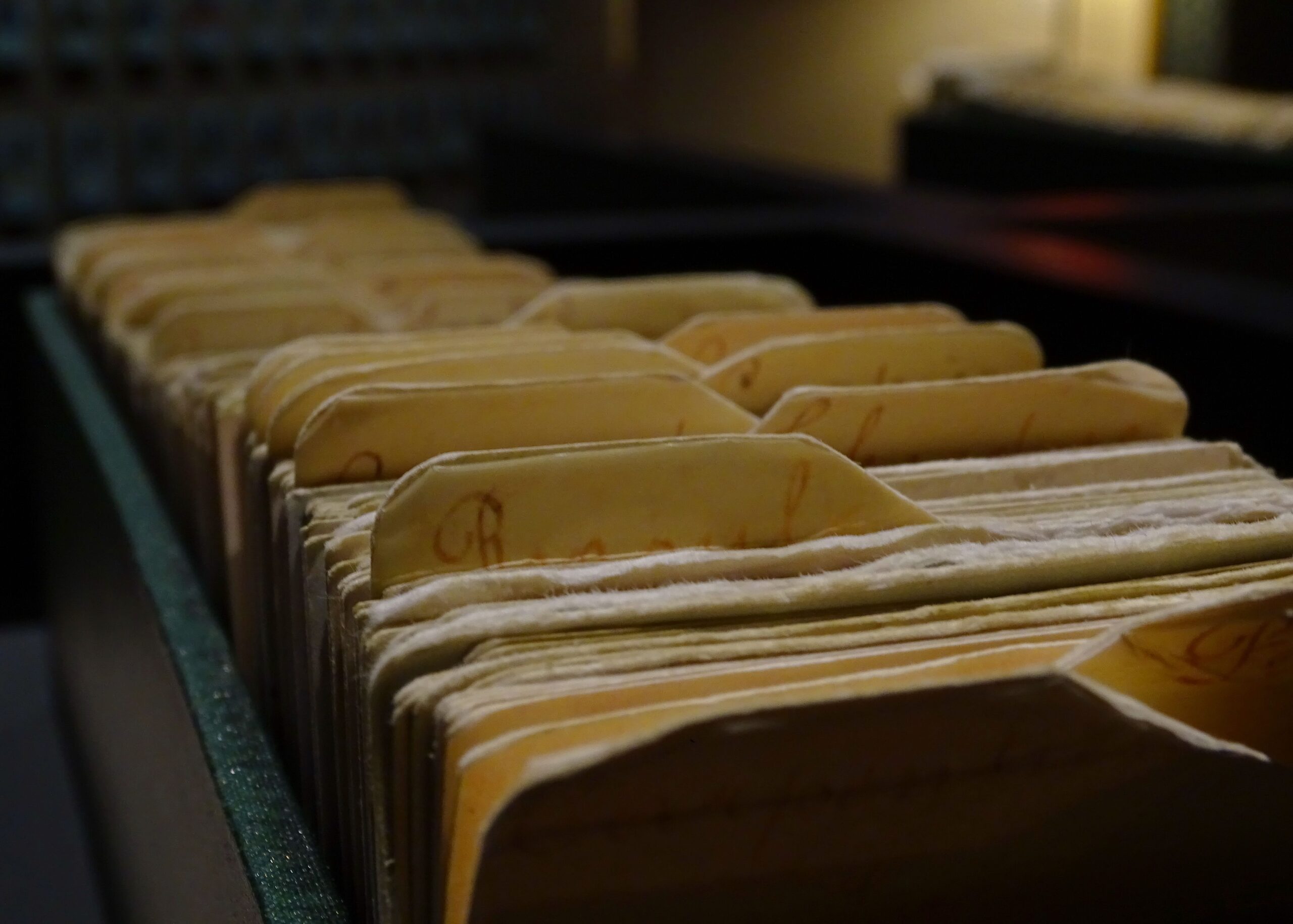 Carpetas de archivo antiguas organizadas, simbolizando los expedientes administrativos y el proceso de tramitación consular. Carpetas de archivo antiguas organizadas, simbolizando los expedientes administrativos y el proceso de tramitación consular.