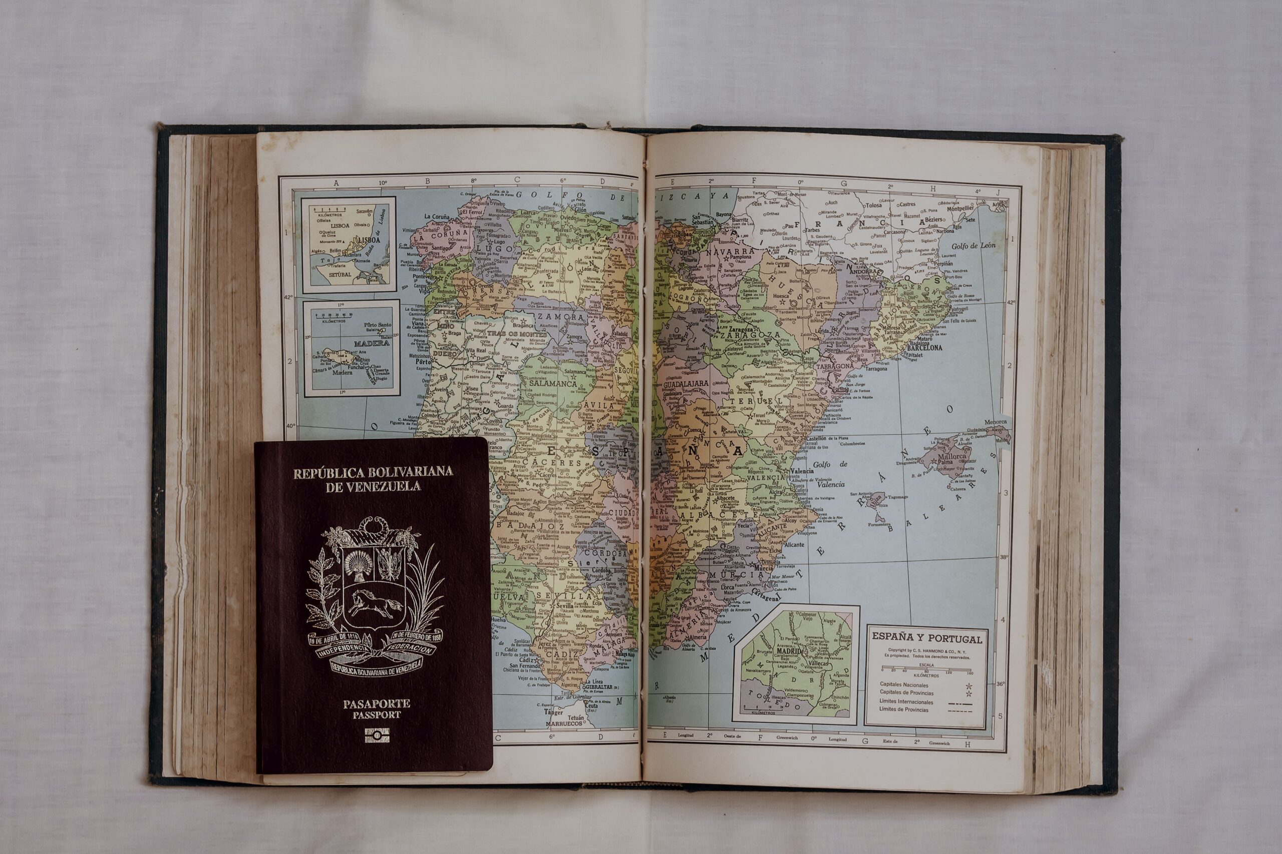 Pasaporte sobre un mapa de España, simbolizando la recuperación de la nacionalidad española. Pasaporte sobre un mapa de España, simbolizando la recuperación de la nacionalidad española.