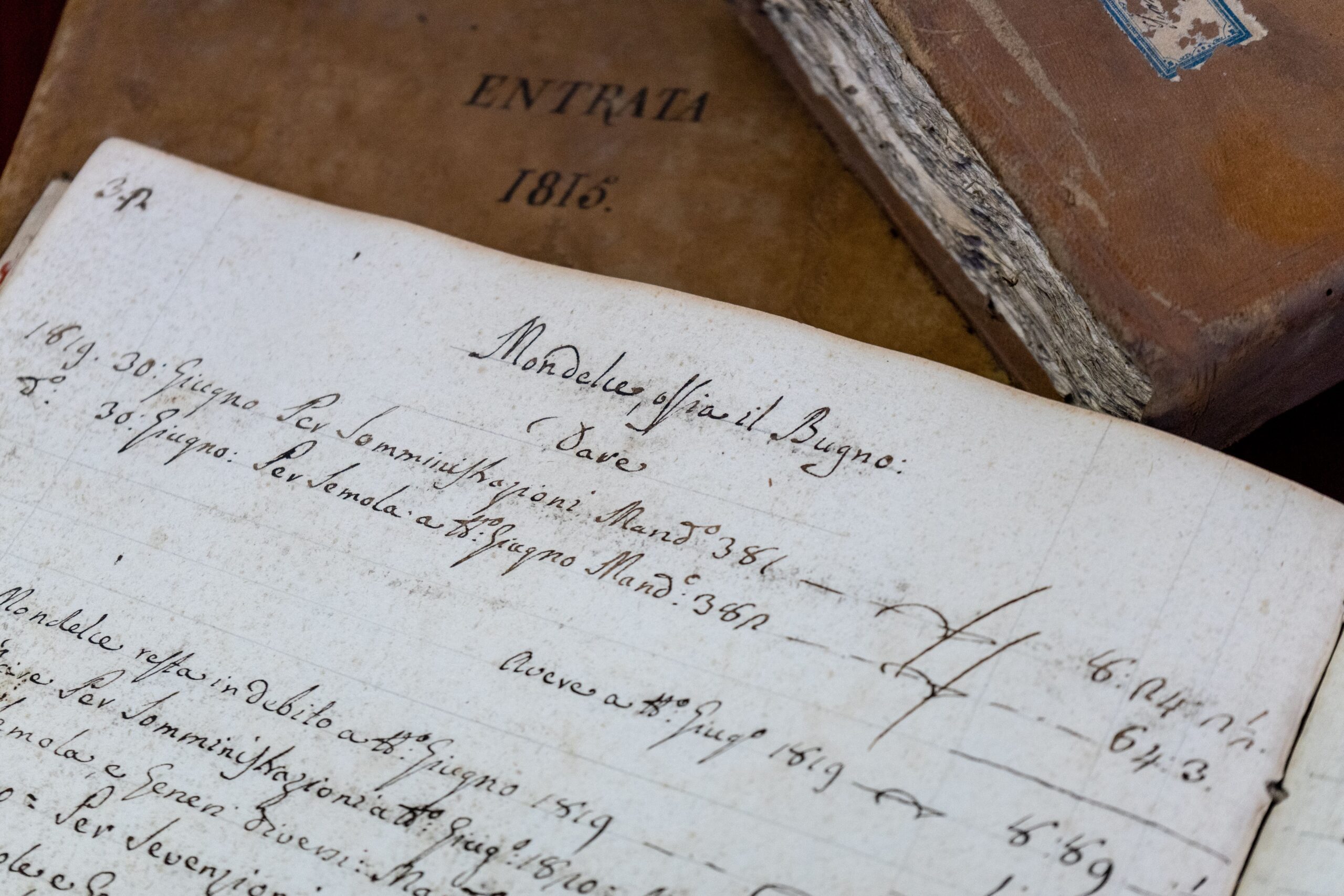 Documentos antiguos escritos a mano y libros antiguos, representando la búsqueda de actas de nacimiento y raíces familiares. Documentos antiguos escritos a mano y libros antiguos, representando la búsqueda de actas de nacimiento y raíces familiares.