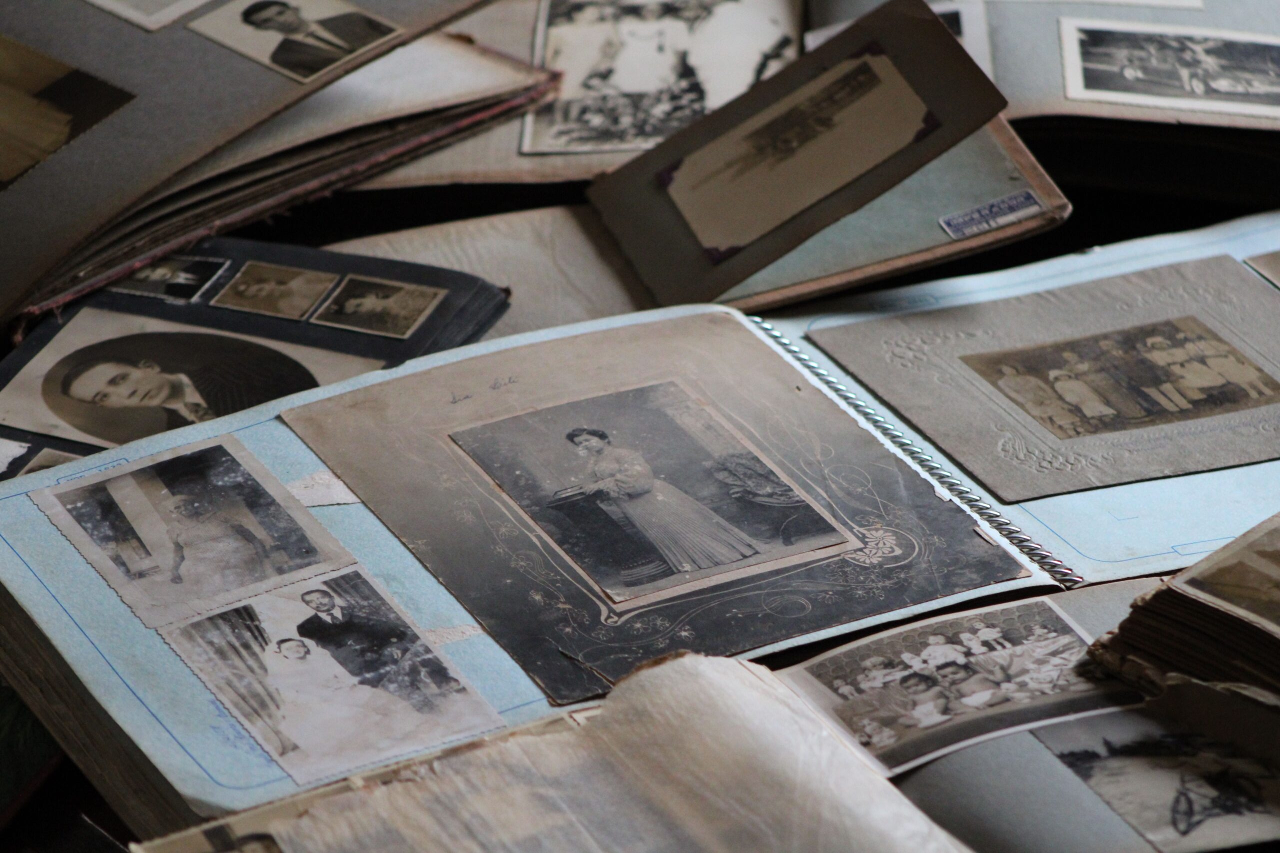 Álbum de fotos familiares antiguo con fotografías en blanco y negro, ilustrando el vínculo generacional y los ancestros españoles. Álbum de fotos familiares antiguo con fotografías en blanco y negro, ilustrando el vínculo generacional y los ancestros españoles.