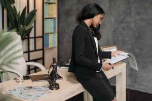 Profesional revisando exhaustivamente documentación legal en su despacho para asegurar el cumplimiento de los plazos.