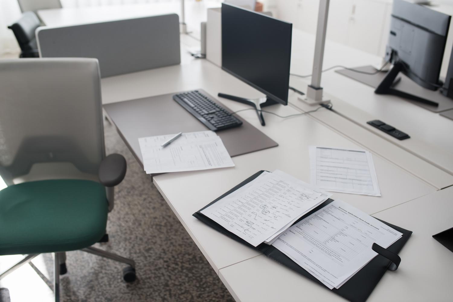 Carpeta abierta con formularios de solicitud de negocio en un escritorio moderno, enfocándose en el proceso de rellenar la documentación. Carpeta abierta con formularios de solicitud de negocio en un escritorio moderno, enfocándose en el proceso de rellenar la documentación.