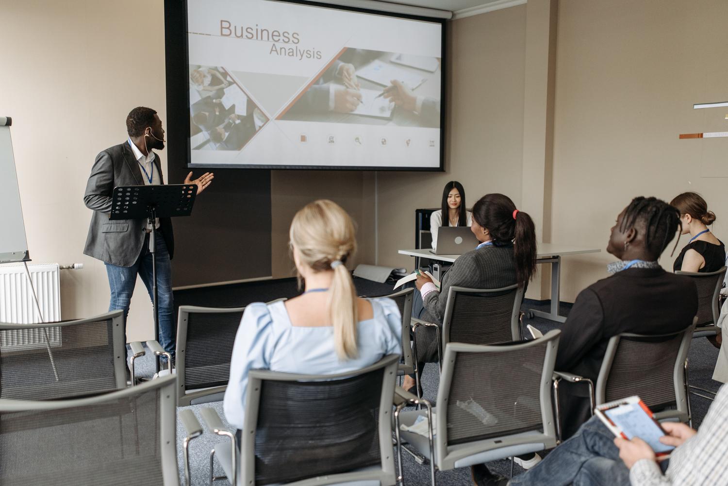 Grupo de profesionales en un seminario de formación empresarial en una sala de conferencias moderna. Grupo de profesionales en un seminario de formación empresarial en una sala de conferencias moderna.