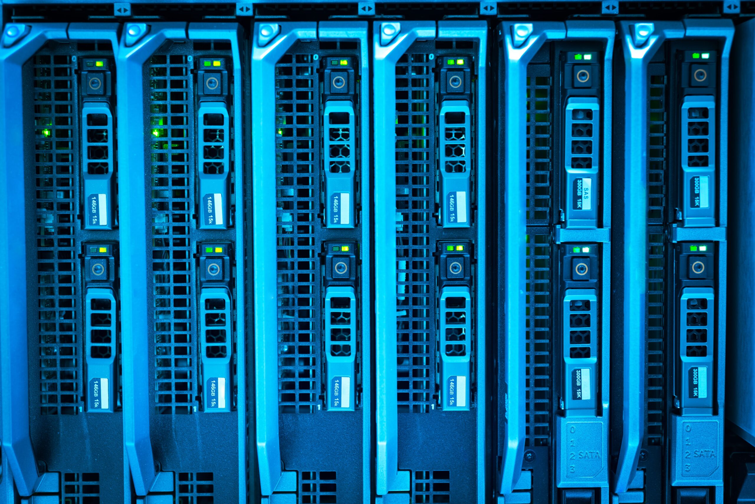 Pasillo de racks de servidores iluminados en un centro de datos, representando la infraestructura energética masiva requerida por la inteligencia artificial. Pasillo de racks de servidores iluminados en un centro de datos, representando la infraestructura energética masiva requerida por la inteligencia artificial.