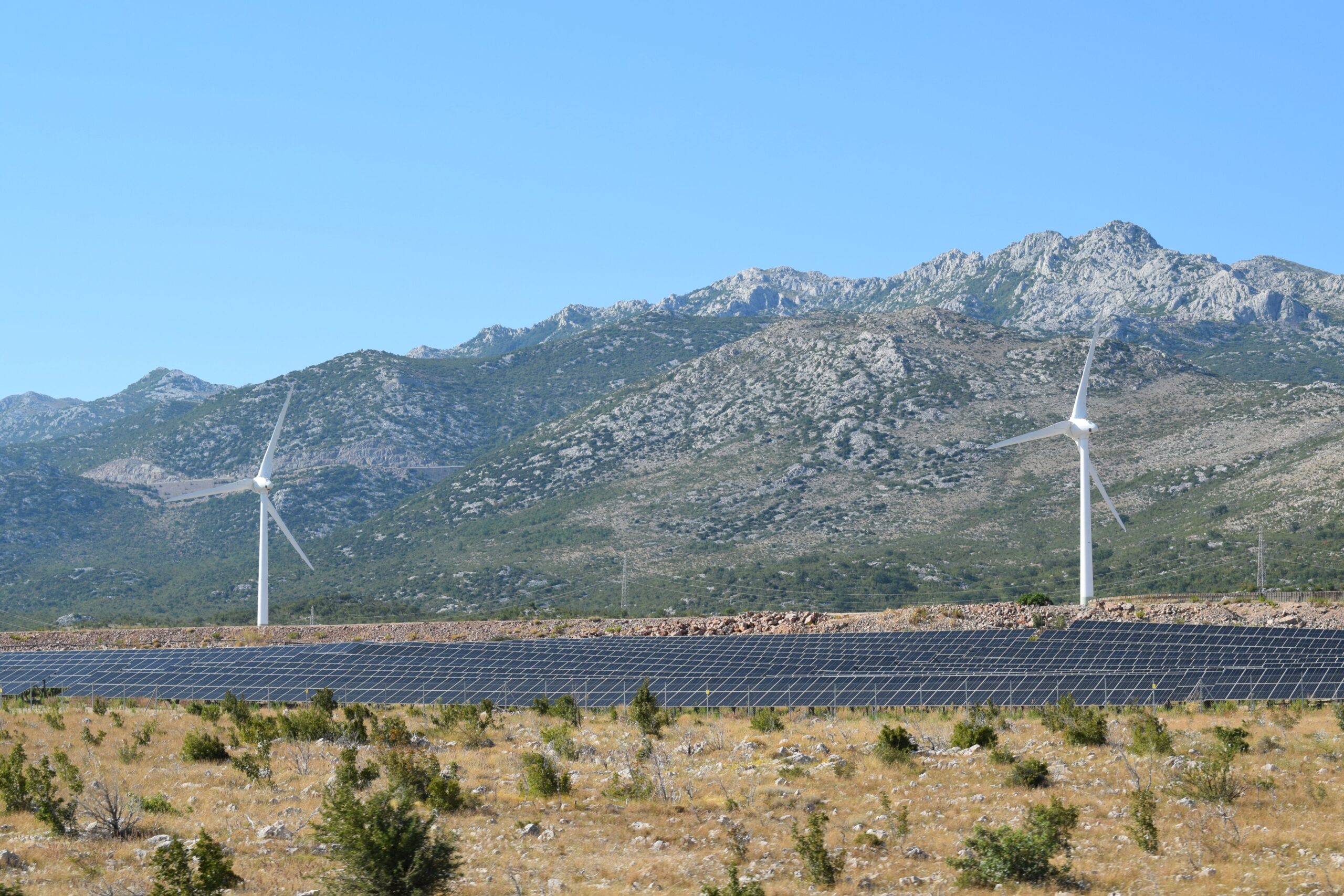 Parque de energía renovable con aerogeneradores y paneles solares bajo un cielo despejado, ilustrando las alternativas limpias para alimentar la IA. Parque de energía renovable con aerogeneradores y paneles solares bajo un cielo despejado, ilustrando las alternativas limpias para alimentar la IA.