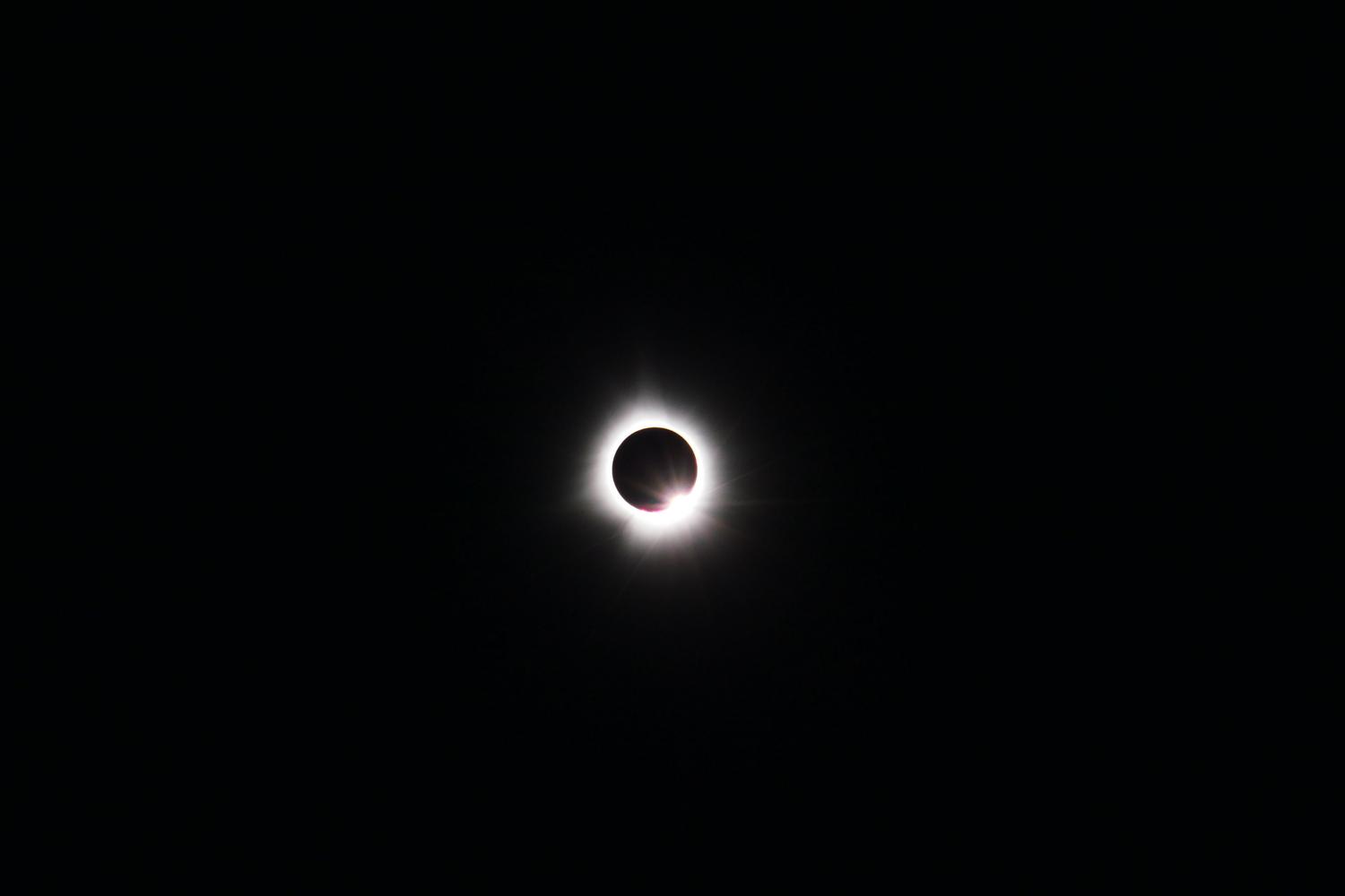 Eclipse solar total mostrando la corona solar en el cielo oscuro Eclipse solar total mostrando la corona solar en el cielo oscuro