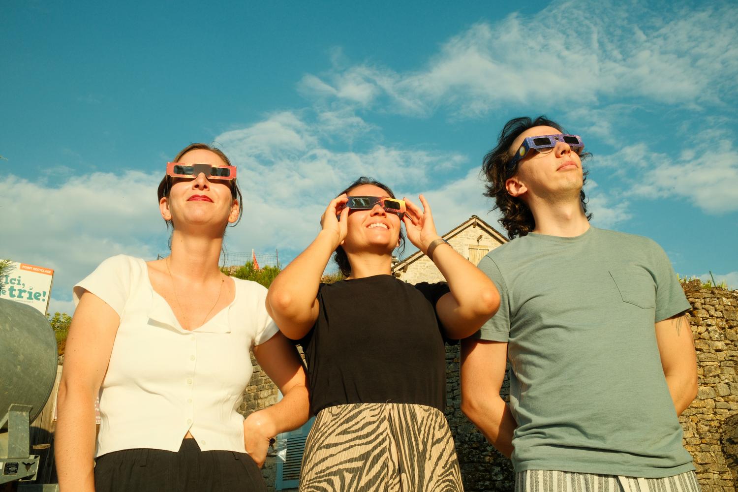 Personas utilizando gafas especiales de protección para observar un eclipse solar de forma segura Personas utilizando gafas especiales de protección para observar un eclipse solar de forma segura