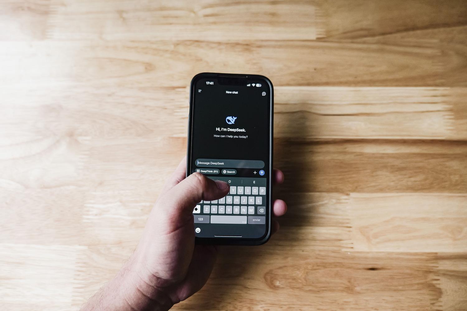 Uso cotidiano de un asistente de IA en un smartphone dentro de un entorno doméstico. Uso cotidiano de un asistente de IA en un smartphone dentro de un entorno doméstico.