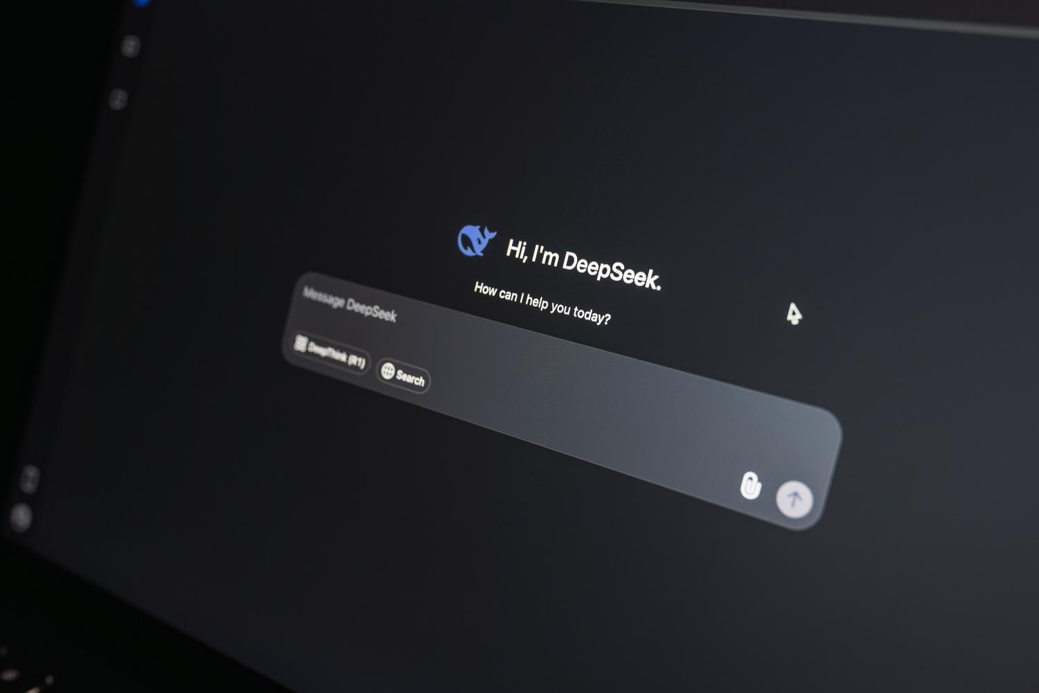 Pantalla de ordenador portátil mostrando la interfaz de un chatbot moderno en modo oscuro. Pantalla de ordenador portátil mostrando la interfaz de un chatbot moderno en modo oscuro.