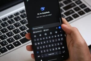 Persona utilizando la interfaz de un chatbot de inteligencia artificial en un teléfono móvil.
