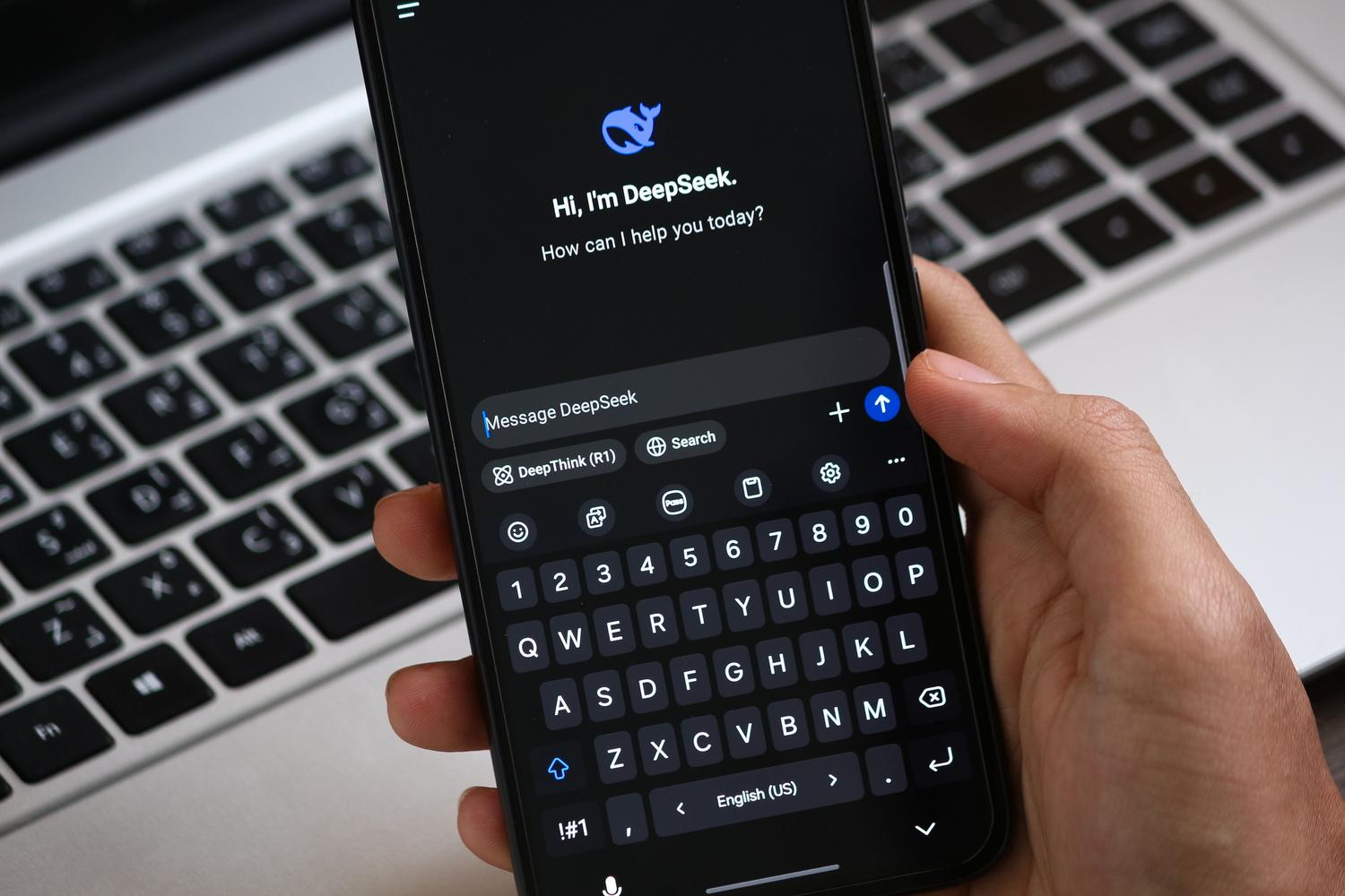 Persona utilizando la interfaz de un chatbot de inteligencia artificial en un teléfono móvil. Persona utilizando la interfaz de un chatbot de inteligencia artificial en un teléfono móvil.