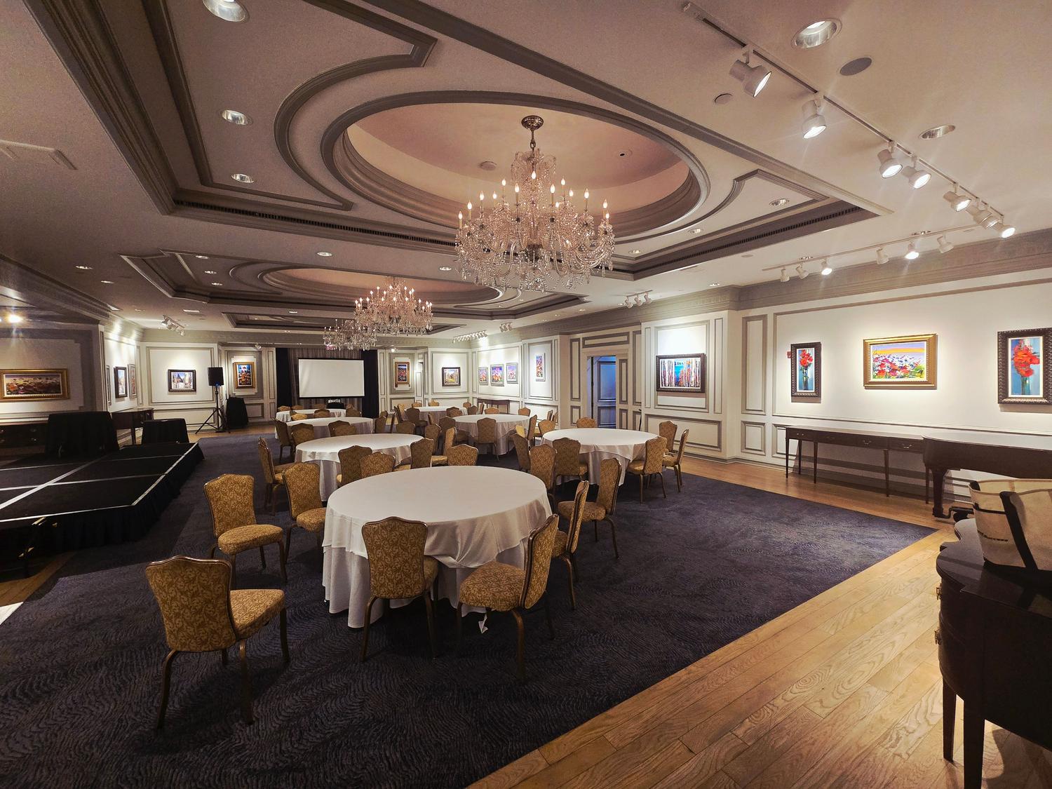 Salón de eventos elegante con obras de arte, ideal para el patrocinio cultural de alto nivel y la gestión de endowments. Salón de eventos elegante con obras de arte, ideal para el patrocinio cultural de alto nivel y la gestión de endowments.