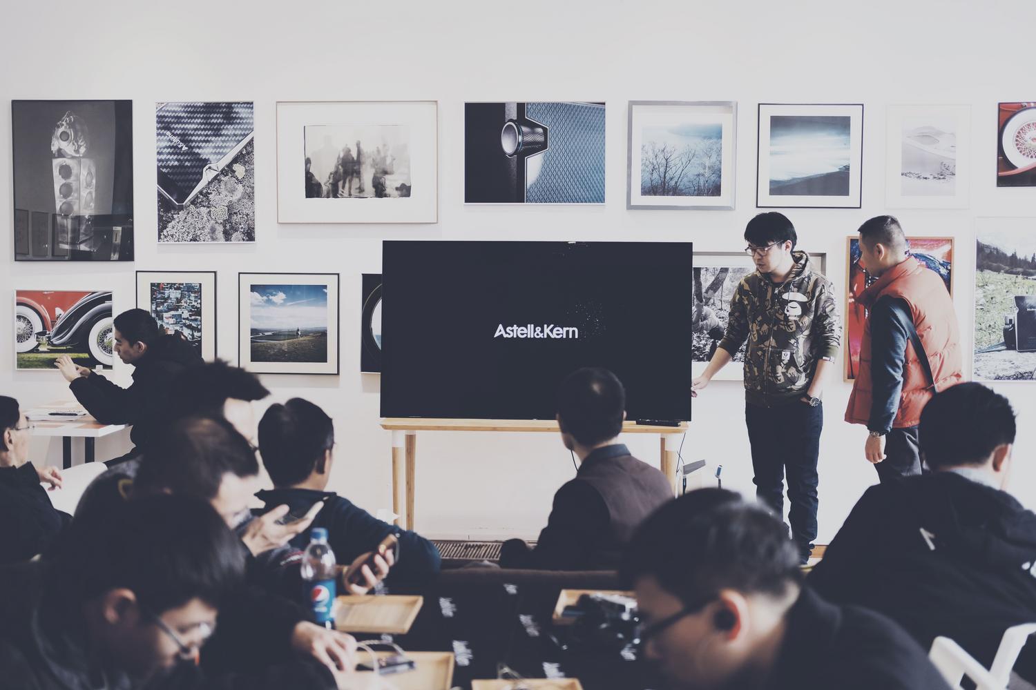 Presentación de un proyecto de sostenibilidad cultural en un espacio de arte moderno, reflejando la importancia de la visión estratégica. Presentación de un proyecto de sostenibilidad cultural en un espacio de arte moderno, reflejando la importancia de la visión estratégica.