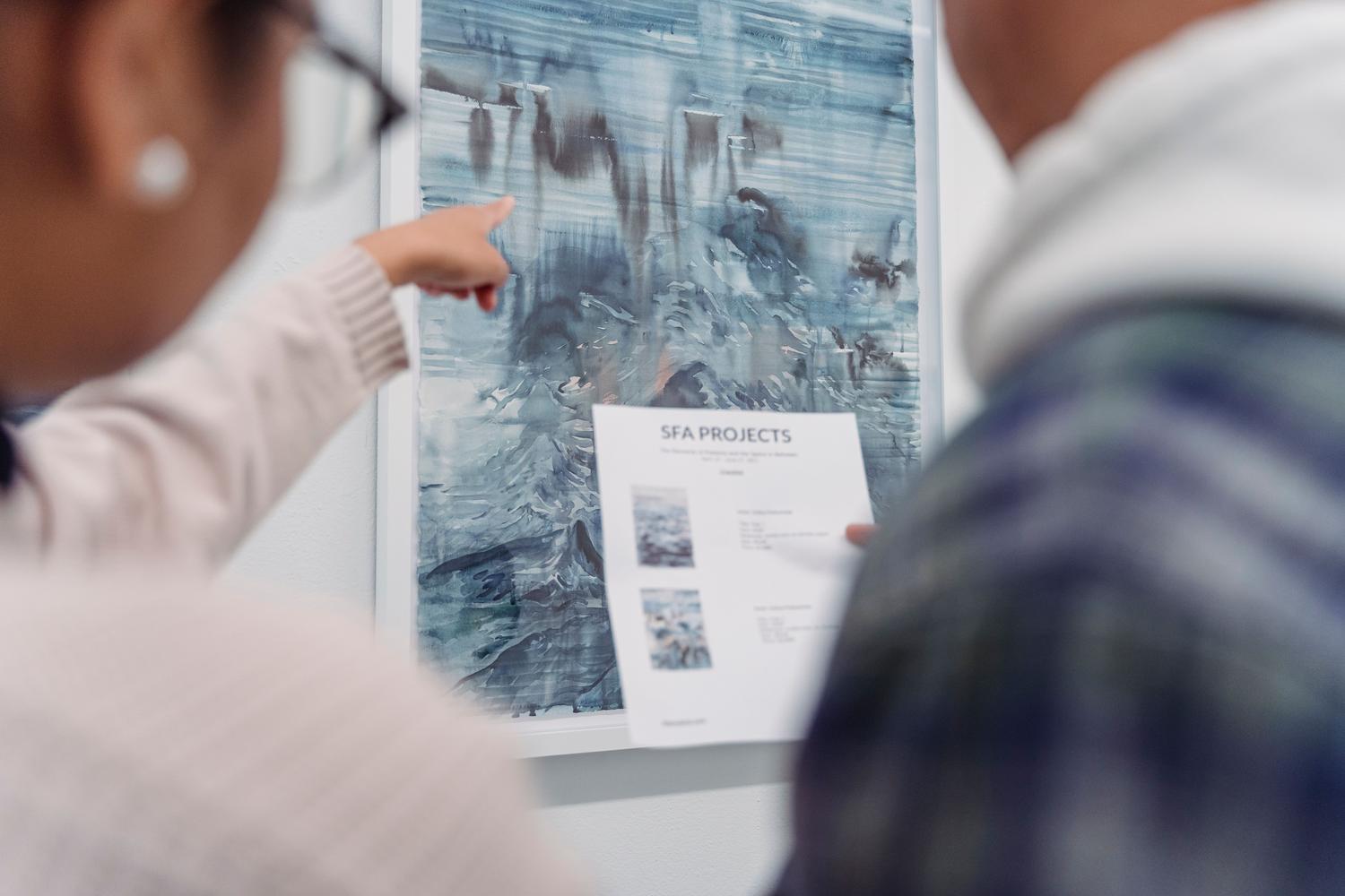 Dos personas analizando una obra de arte con documentación técnica, ilustrando la investigación necesaria para contactar con fundaciones privadas. Dos personas analizando una obra de arte con documentación técnica, ilustrando la investigación necesaria para contactar con fundaciones privadas.