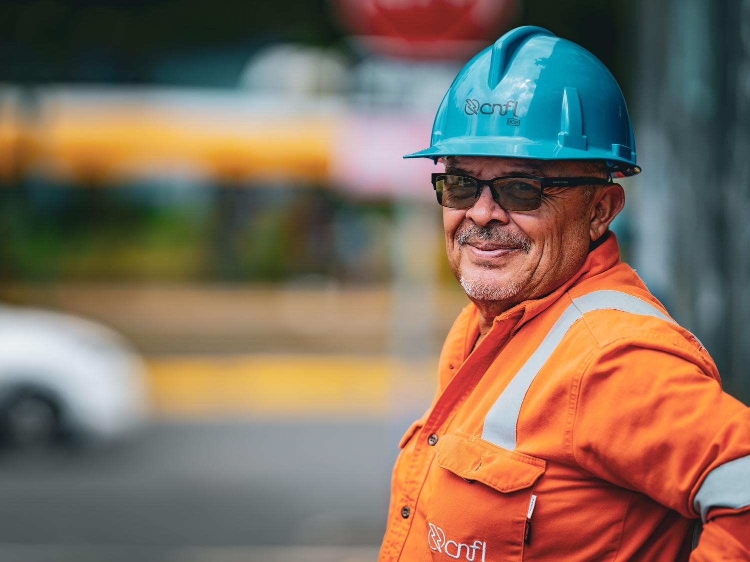Trabajador industrial senior con equipo de seguridad, mostrando la prolongación de la vida laboral activa. Trabajador industrial senior con equipo de seguridad, mostrando la prolongación de la vida laboral activa.