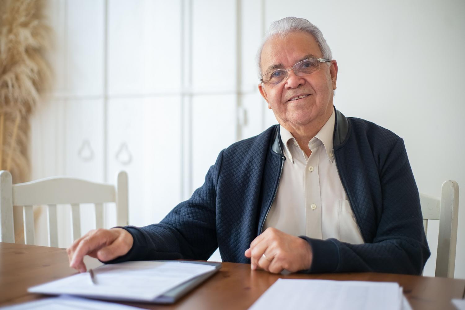 Hombre senior revisando documentos con confianza, representando la capacidad y el valor del talento senior. Hombre senior revisando documentos con confianza, representando la capacidad y el valor del talento senior.