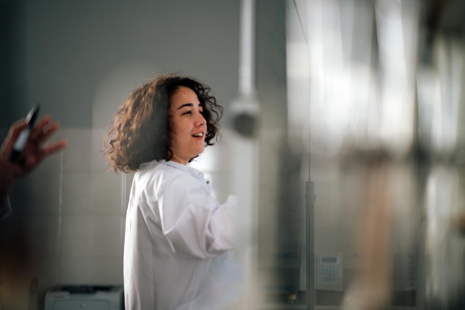 Joven científica en bata blanca trabajando en un entorno de laboratorio profesional. Joven científica en bata blanca trabajando en un entorno de laboratorio profesional.