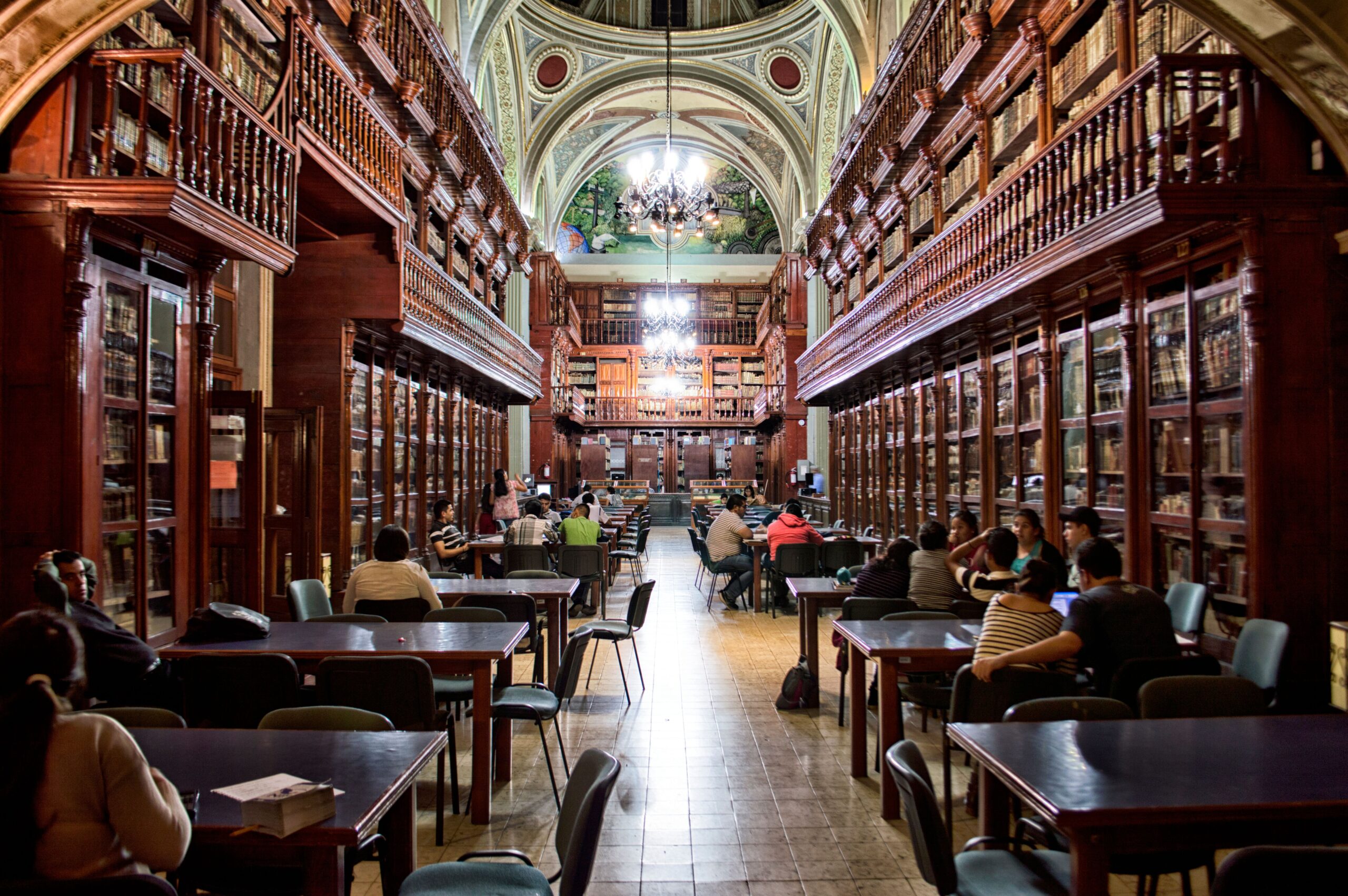 Personas estudiando en una biblioteca clásica, destacando el rigor y la tradición de la investigación académica Personas estudiando en una biblioteca clásica, destacando el rigor y la tradición de la investigación académica