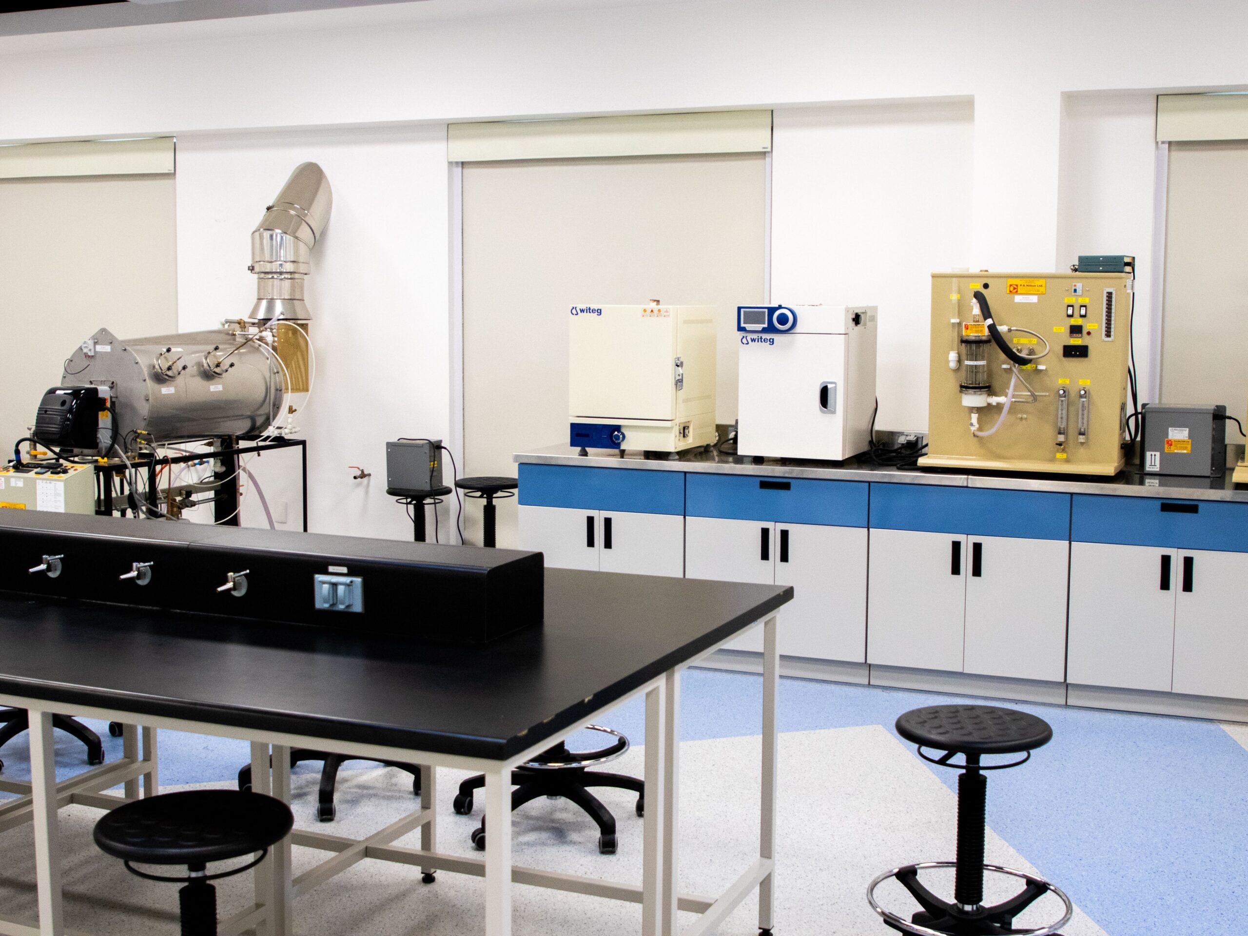 Laboratorio de tecnología alimentaria moderno con equipamiento avanzado de procesamiento y análisis. Laboratorio de tecnología alimentaria moderno con equipamiento avanzado de procesamiento y análisis.