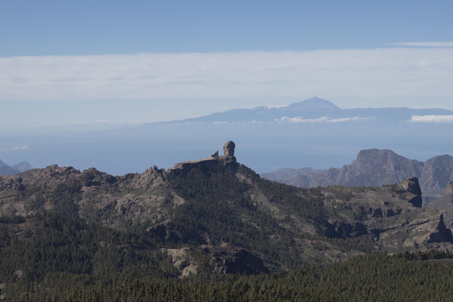 Paisaje emblemático del Roque Nublo y el Teide en las Islas Canarias Paisaje emblemático del Roque Nublo y el Teide en las Islas Canarias