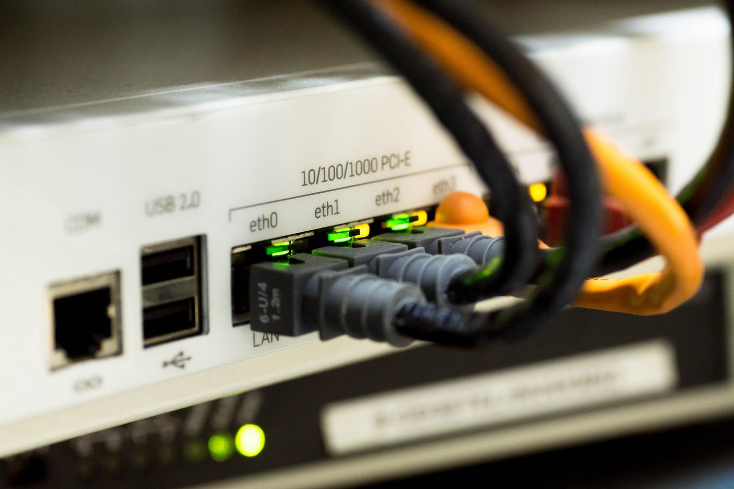 Primer plano de cables Ethernet conectados a un router para asegurar la máxima velocidad de internet. Primer plano de cables Ethernet conectados a un router para asegurar la máxima velocidad de internet.