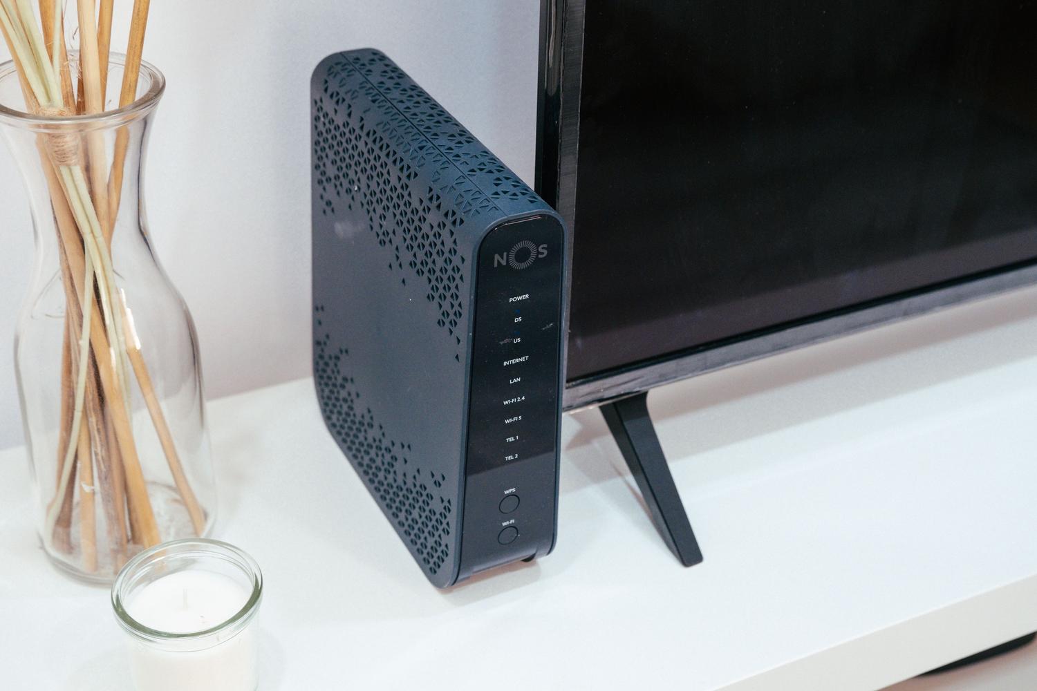 Instalación de tecnología en el hogar con un router y televisión para optimizar la señal. Instalación de tecnología en el hogar con un router y televisión para optimizar la señal.