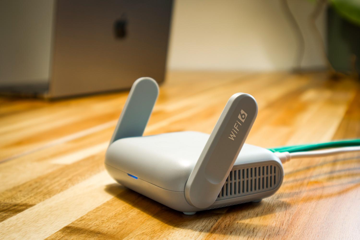 WiFi 6 de última generación colocado sobre un escritorio de madera. WiFi 6 de última generación colocado sobre un escritorio de madera.