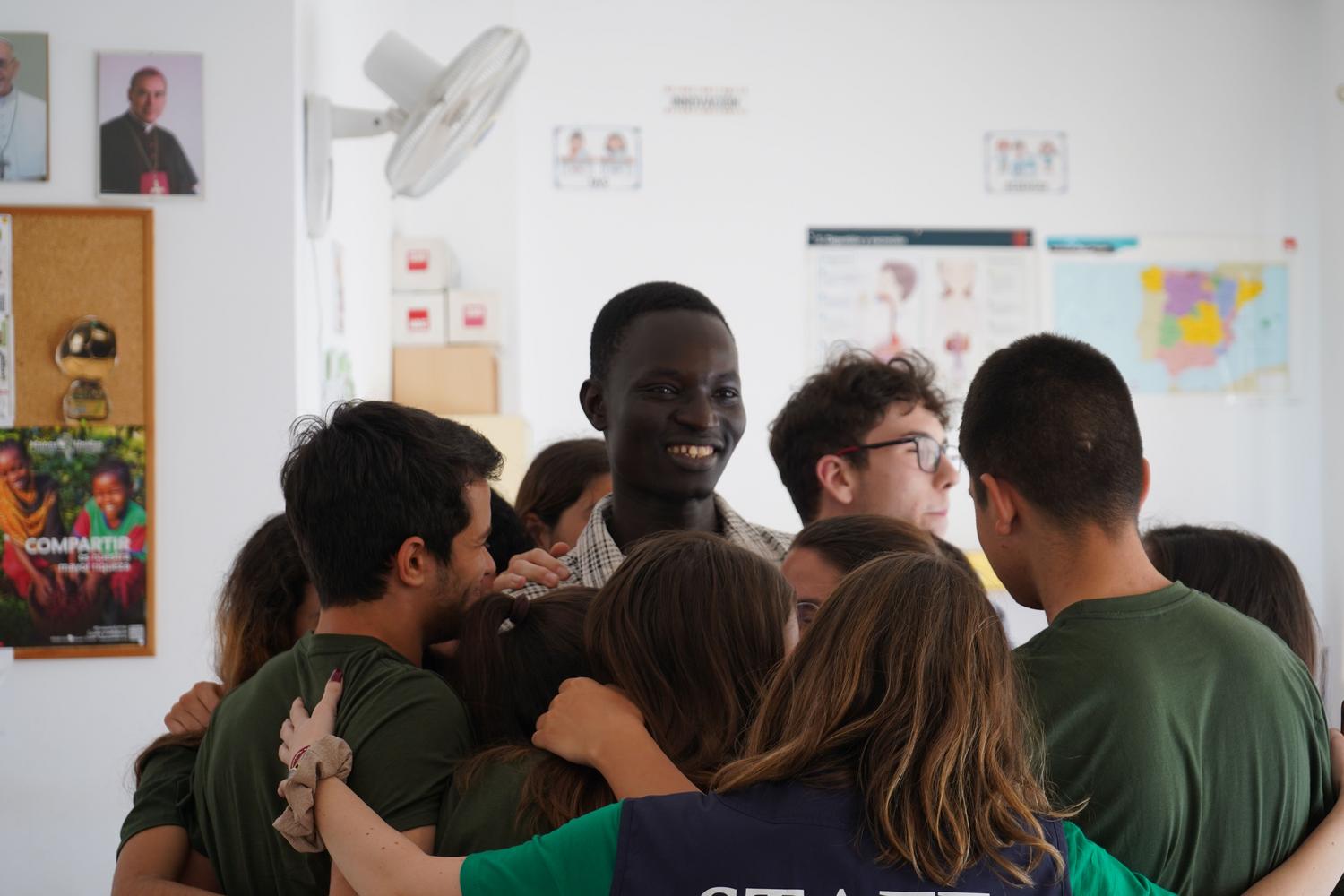 Jóvenes estudiantes compartiendo un abrazo grupal en el aula, representando la inclusión, el apoyo mutuo y el sentimiento de pertenencia. Jóvenes estudiantes compartiendo un abrazo grupal en el aula, representando la inclusión, el apoyo mutuo y el sentimiento de pertenencia.