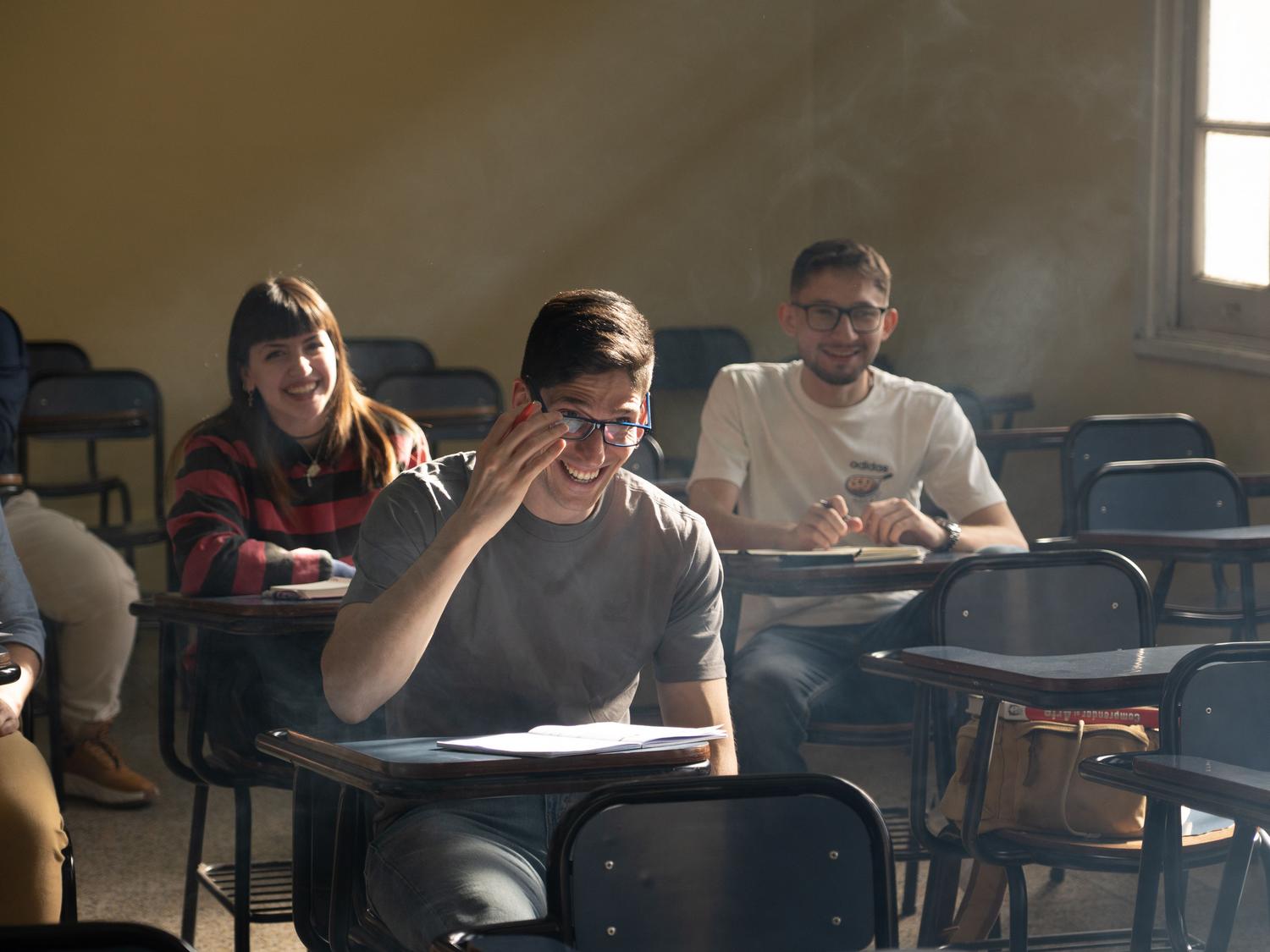 Grupo de estudiantes sonrientes en un aula, reflejando el objetivo de crear un ambiente escolar positivo y motivador. Grupo de estudiantes sonrientes en un aula, reflejando el objetivo de crear un ambiente escolar positivo y motivador.