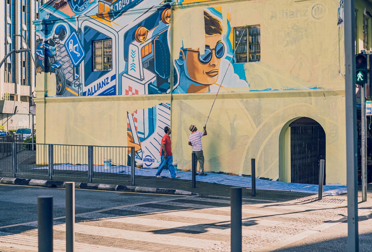 Artistas pintando un mural vibrante en un edificio de la ciudad, capturando el proceso de creación del arte urbano. Artistas pintando un mural vibrante en un edificio de la ciudad, capturando el proceso de creación del arte urbano.