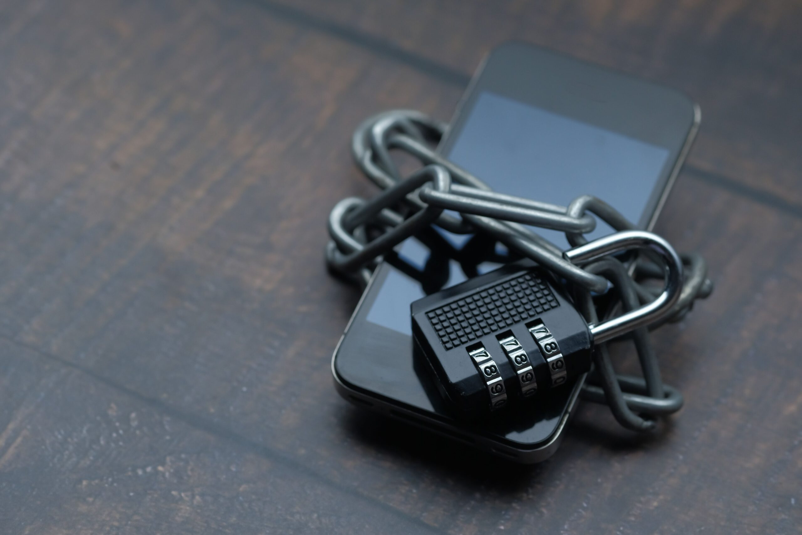 Un smartphone envuelto en una cadena con un candado, representación conceptual de la seguridad digital y la privacidad de los datos. Un smartphone envuelto en una cadena con un candado, representación conceptual de la seguridad digital y la privacidad de los datos.