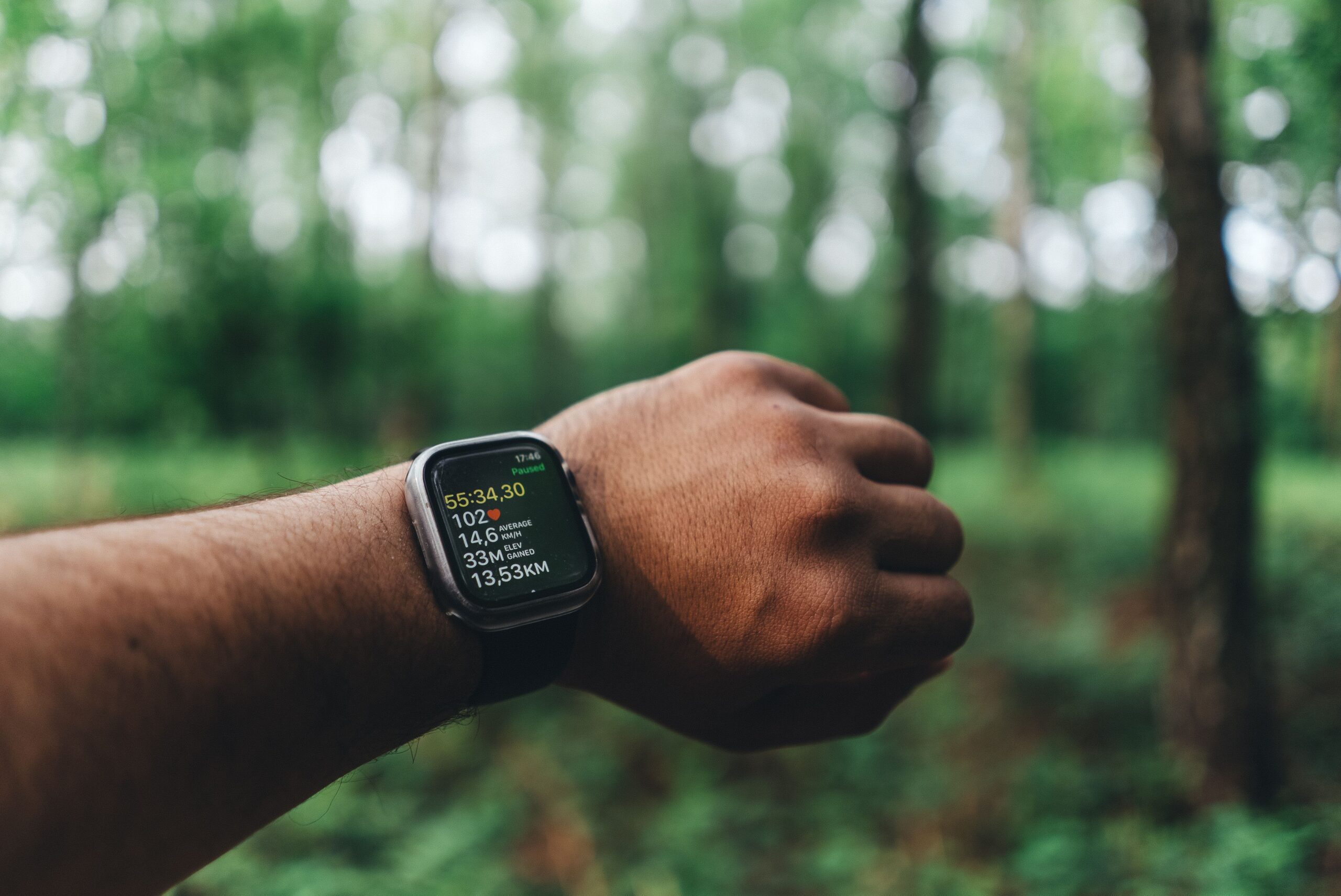 Primer plano de un smartwatch mostrando métricas de fitness y salud, ilustrando la datificación del cuerpo humano. Primer plano de un smartwatch mostrando métricas de fitness y salud, ilustrando la datificación del cuerpo humano.