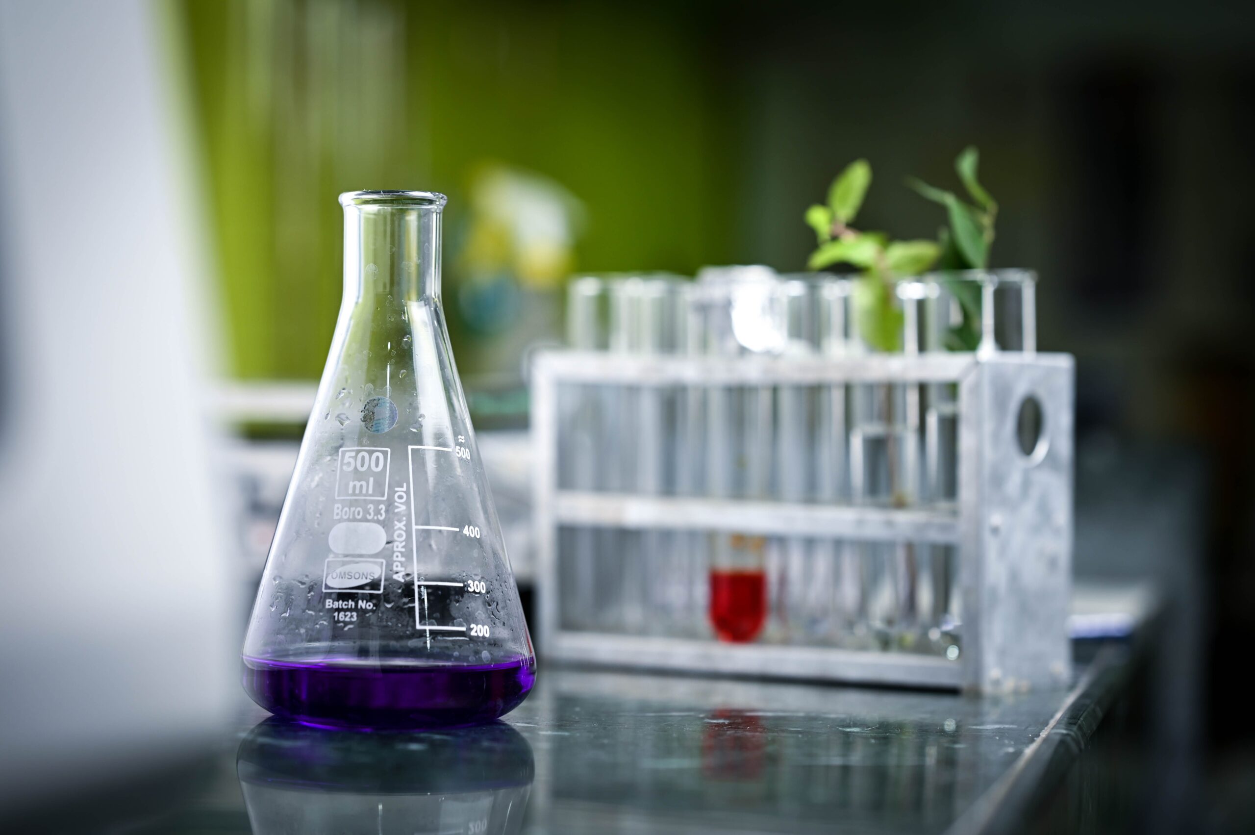 Primer plano de un matraz Erlenmeyer con líquido púrpura en un entorno de laboratorio científico. Primer plano de un matraz Erlenmeyer con líquido púrpura en un entorno de laboratorio científico.