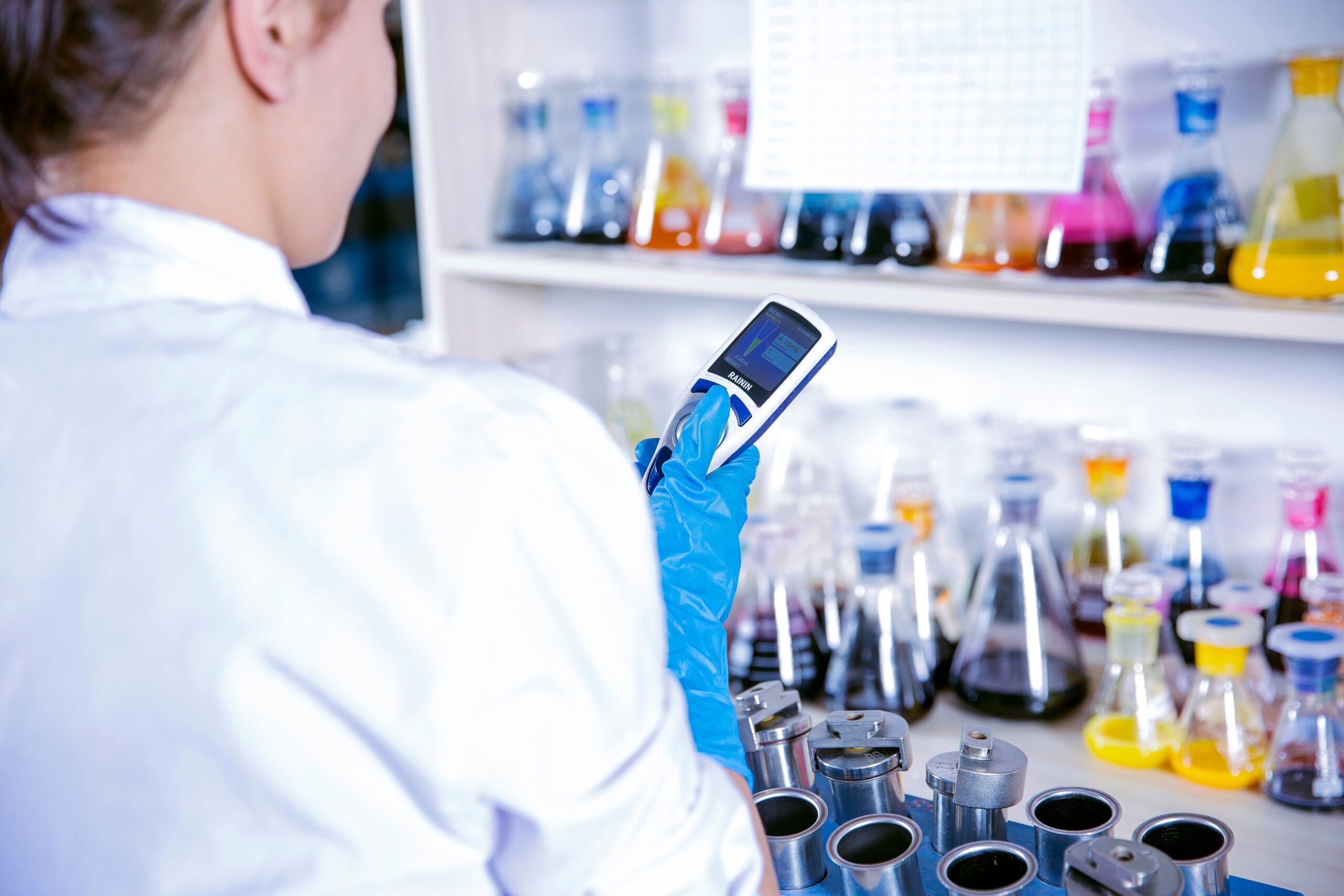 Científico utilizando una pipeta electrónica de precisión para analizar muestras químicas en un laboratorio moderno. Científico utilizando una pipeta electrónica de precisión para analizar muestras químicas en un laboratorio moderno.