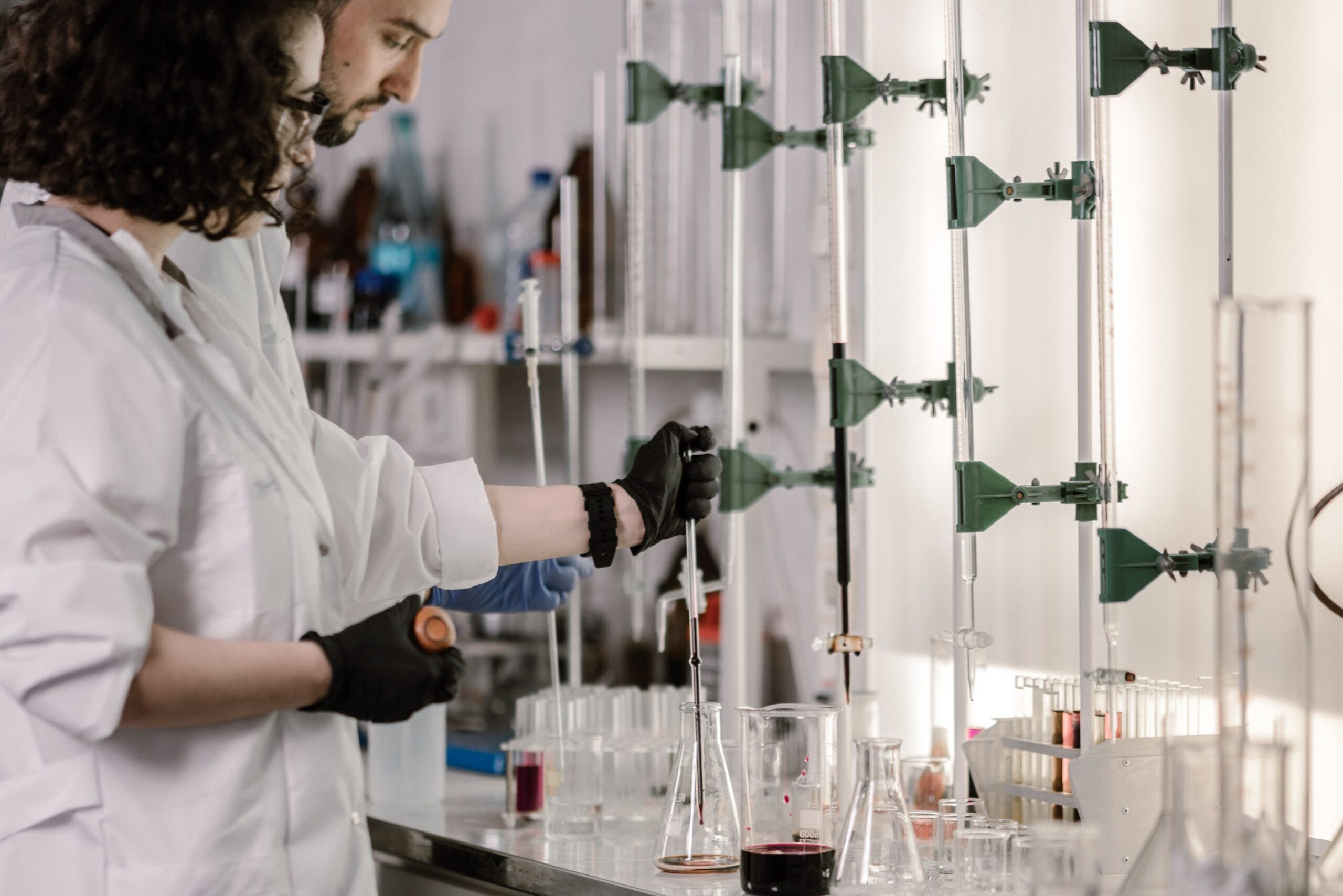 Dos científicos trabajando con precisión en el análisis de fluidos en un laboratorio de investigación avanzada. Dos científicos trabajando con precisión en el análisis de fluidos en un laboratorio de investigación avanzada.
