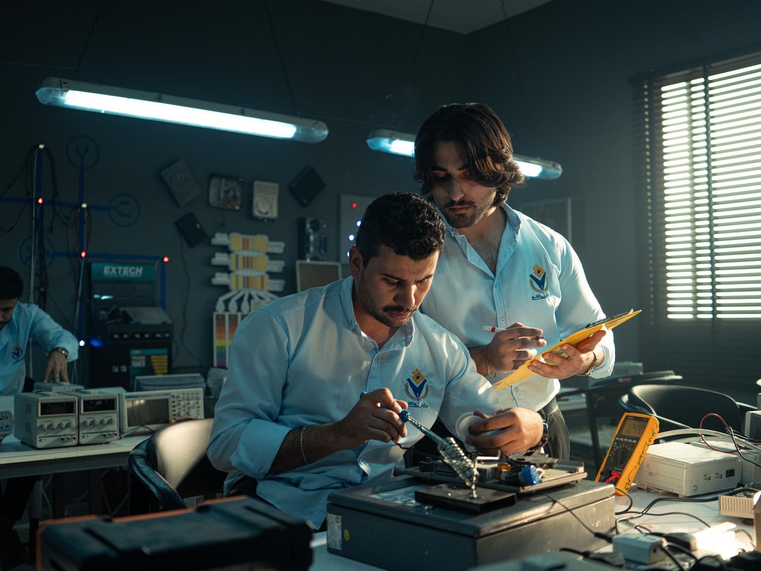 Investigadores trabajando en un laboratorio de electrónica, representando la aplicación del conocimiento doctoral en la innovación tecnológica. Investigadores trabajando en un laboratorio de electrónica, representando la aplicación del conocimiento doctoral en la innovación tecnológica.