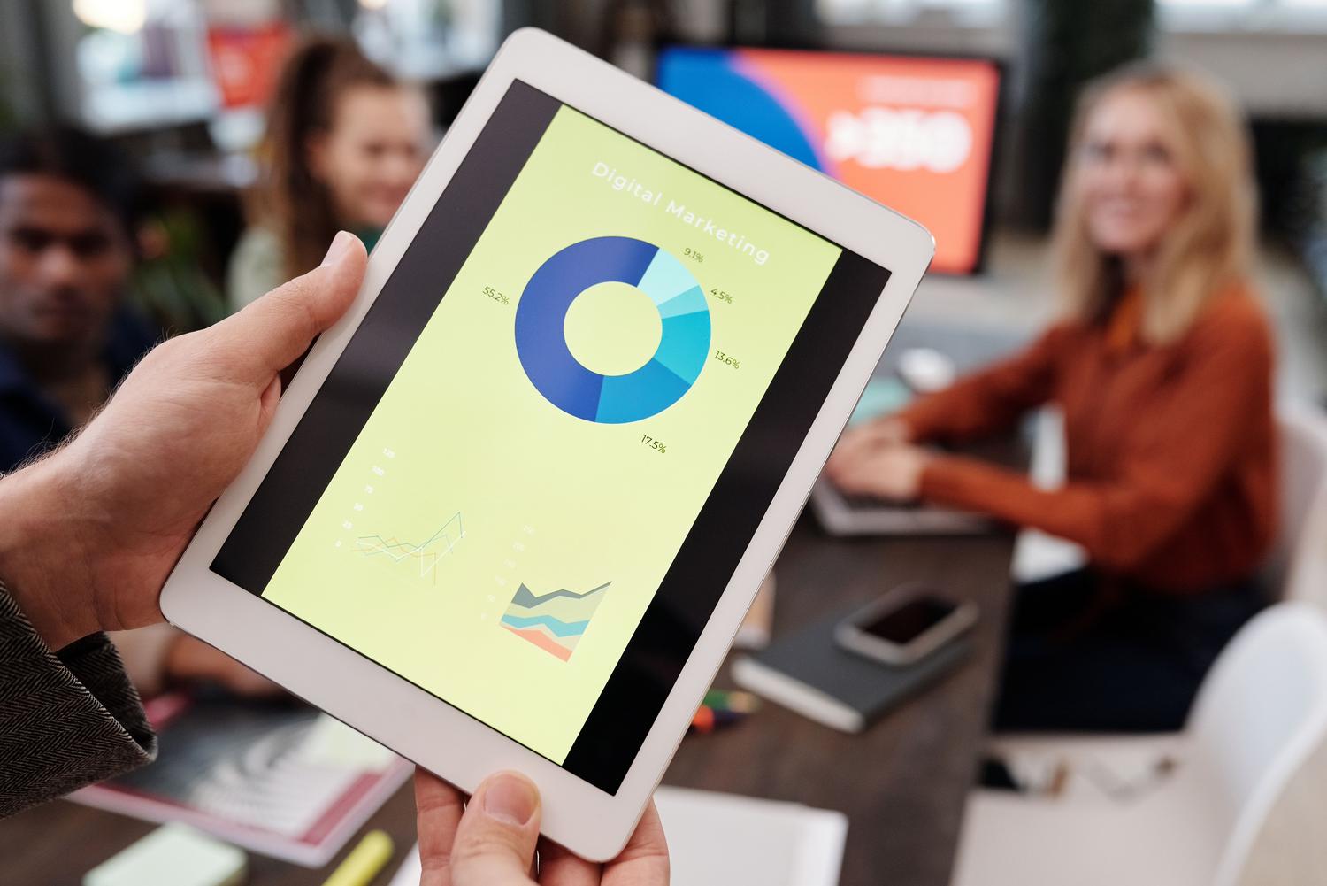 Revisión de estadísticas y KPIs de marketing digital en una tablet. Revisión de estadísticas y KPIs de marketing digital en una tablet.