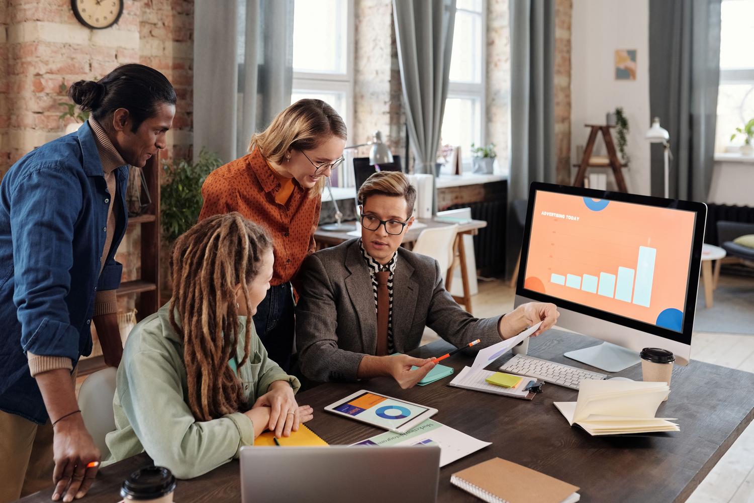 Análisis de datos y métricas de publicidad en una reunión de equipo estratégica. Análisis de datos y métricas de publicidad en una reunión de equipo estratégica.
