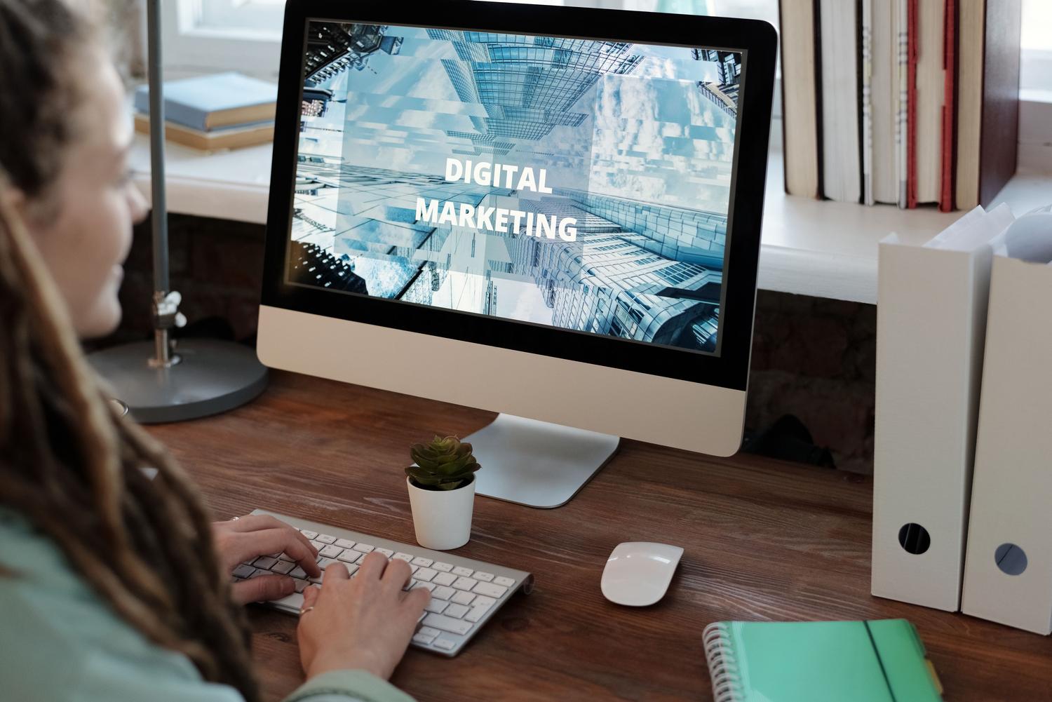 Profesional de marketing digital trabajando de forma remota en su oficina en casa. Profesional de marketing digital trabajando de forma remota en su oficina en casa.