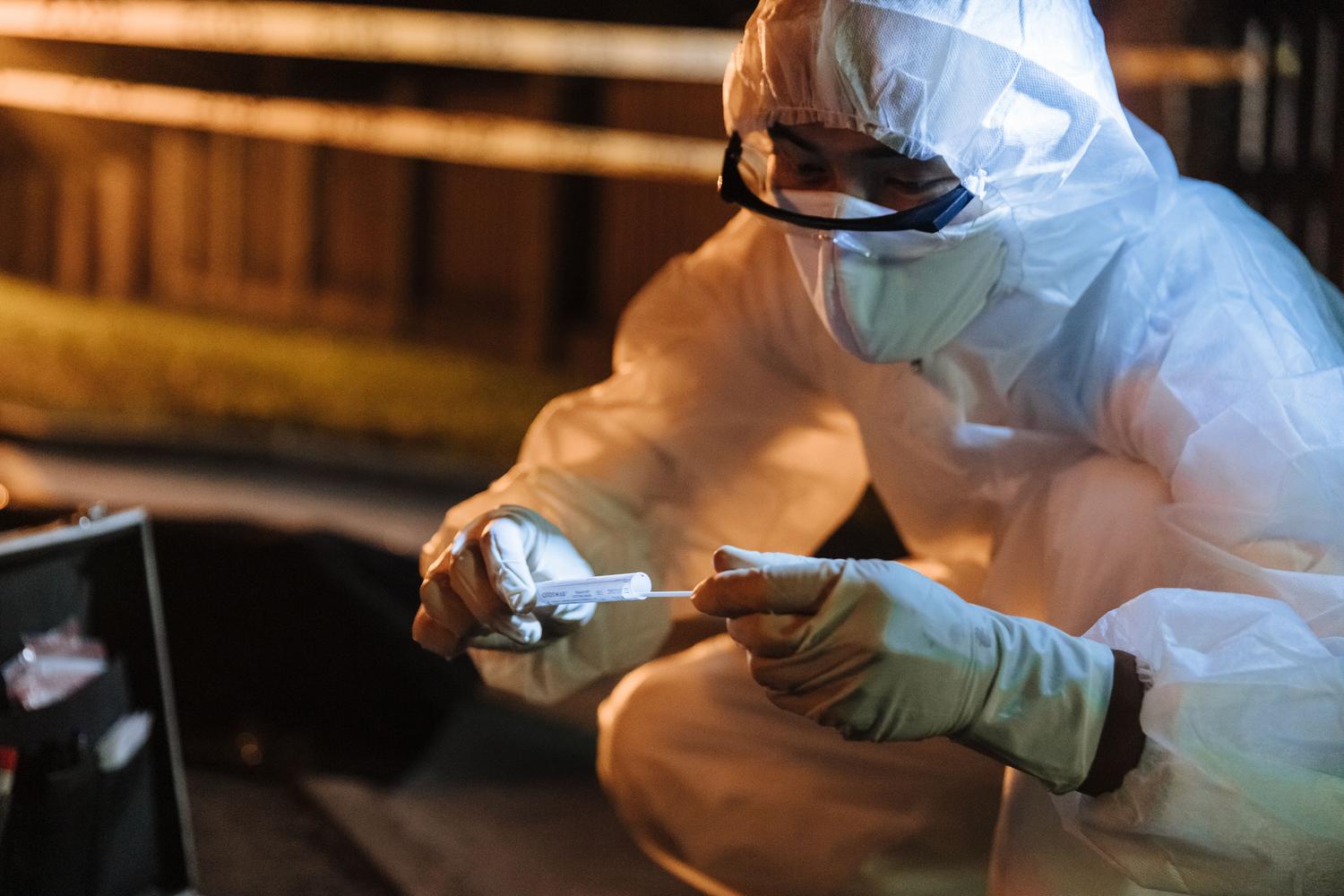 Investigador forense recogiendo pruebas en la escena de un crimen, ilustrando el trabajo técnico de la criminología. Investigador forense recogiendo pruebas en la escena de un crimen, ilustrando el trabajo técnico de la criminología.