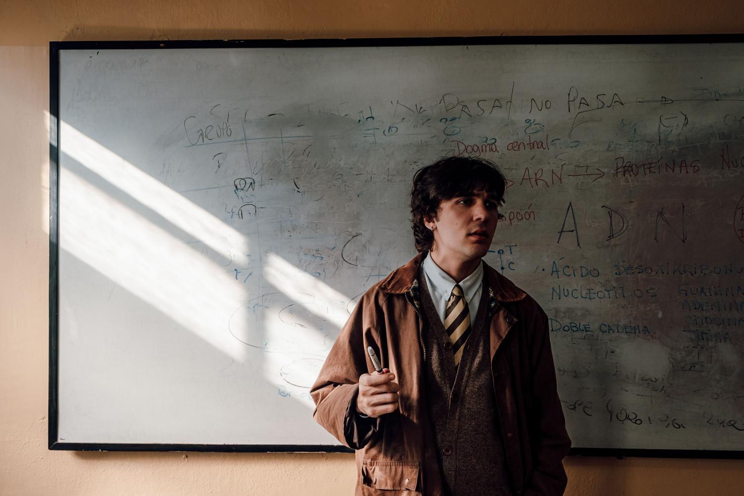 Docente impartiendo clase en un aula universitaria, representando la vertiente de investigación y docencia en criminología. Docente impartiendo clase en un aula universitaria, representando la vertiente de investigación y docencia en criminología.