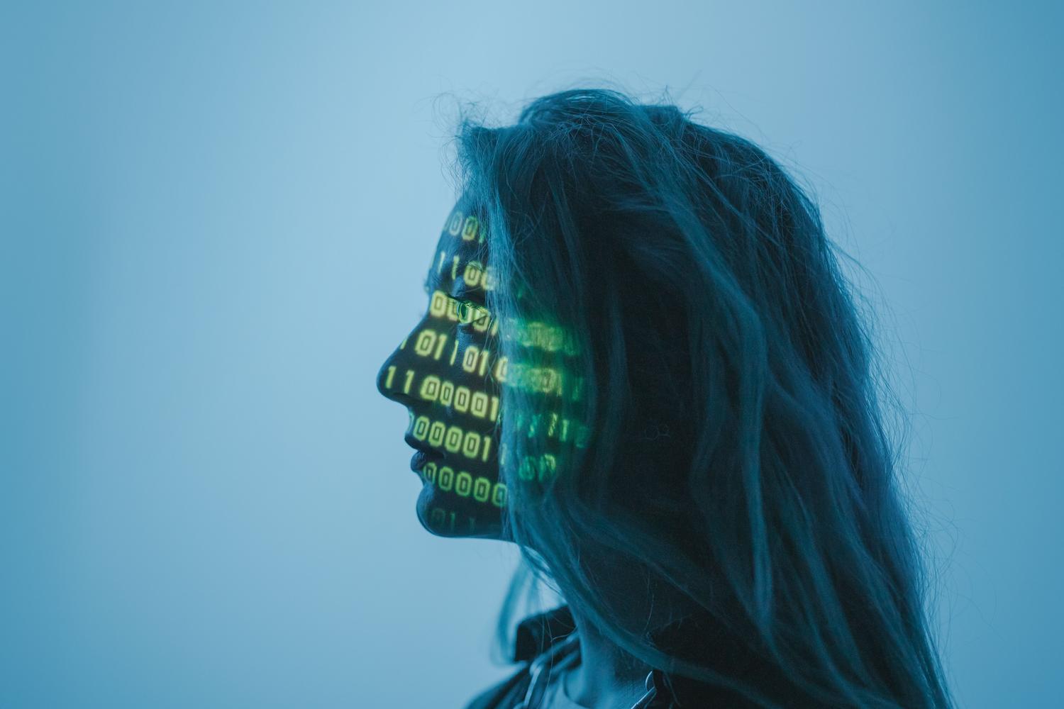 Silueta de una persona con código binario proyectado en su rostro, representando la psicología aplicada a la ciberdelincuencia. Silueta de una persona con código binario proyectado en su rostro, representando la psicología aplicada a la ciberdelincuencia.